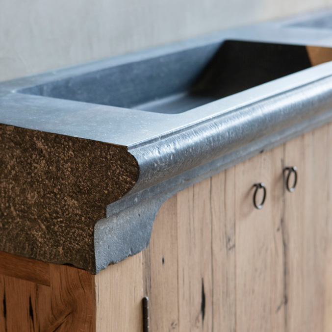 Badkamermeubels witmarmer oud hout