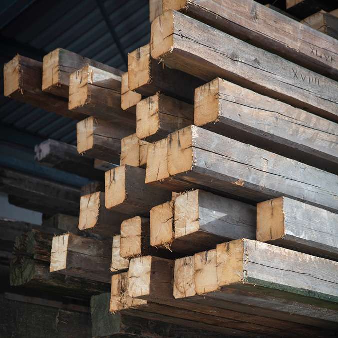 Oude balken balken historisch dakhout hout eiken teakhout