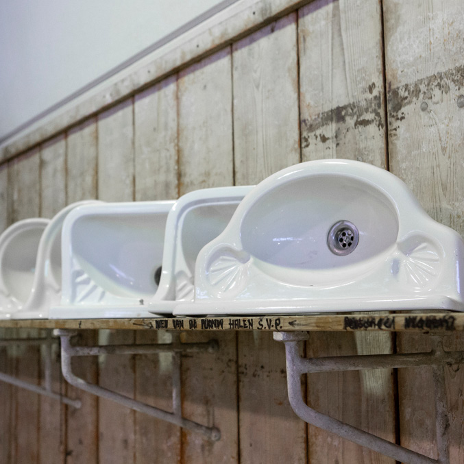 Oudebouwmaterialen wasbakken wastafel oudewasbakken toiletfonteintje keramischewasbak