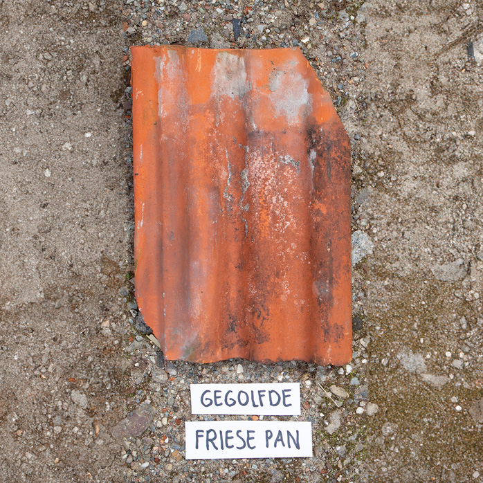 Gegolfde Friese pan dakpannen