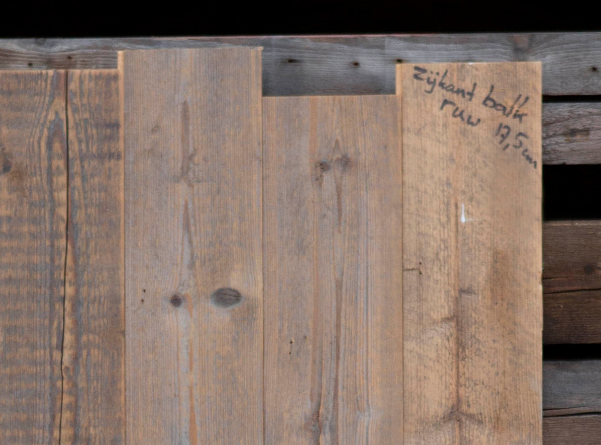 gezaagde balken houten oude vloeren gebruikte plank oudebouwmaterialen gezaagde balken houten oude vloeren gebruikte plank oudebouwmaterialen