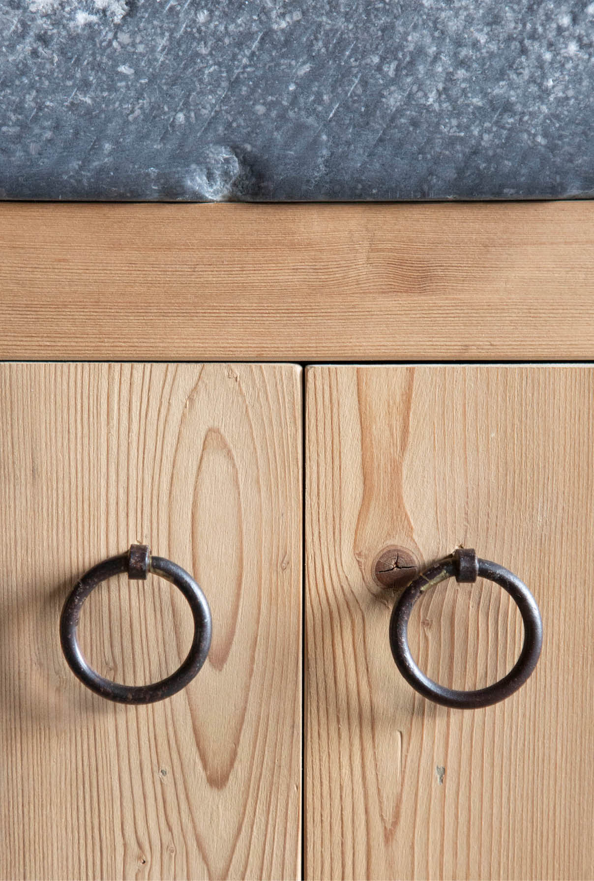 Oud Grenen badkamer kastje wasbak natuursteen oudebouwmaterialen Oud Grenen badkamer kastje wasbak natuursteen oudebouwmaterialen