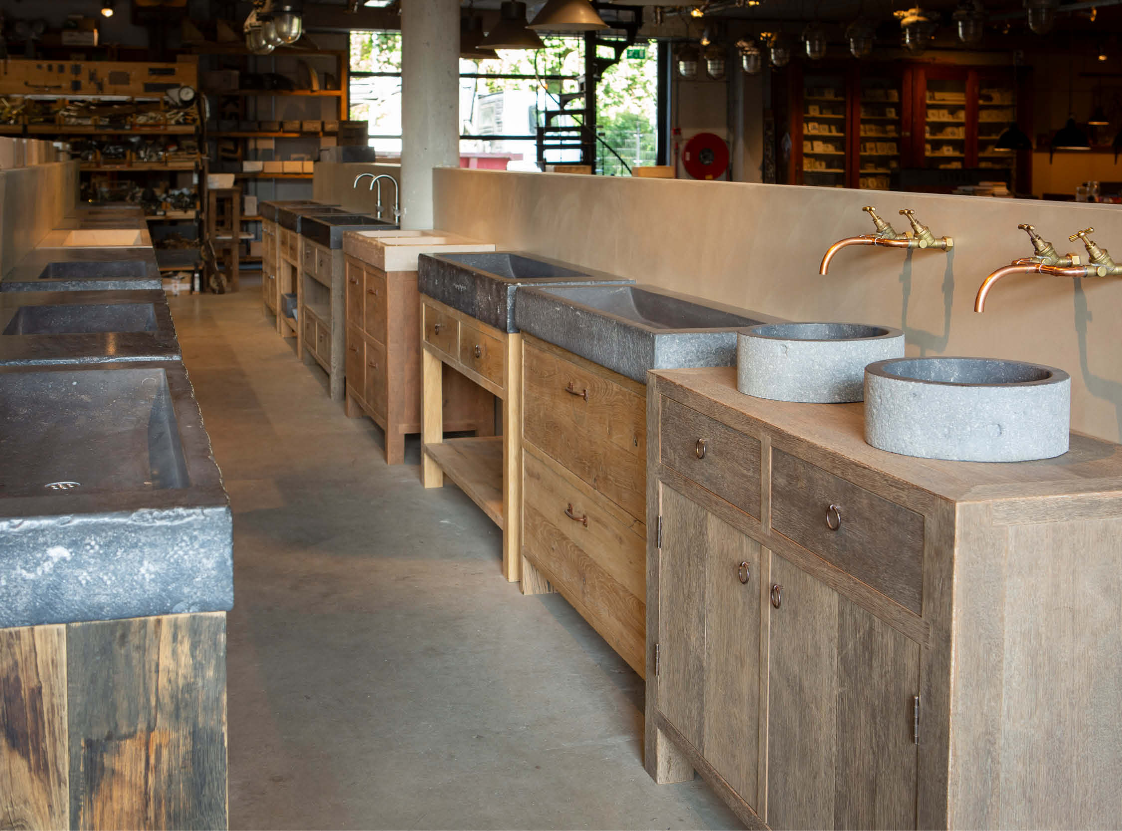 Badkamermeubels Oregon pine ladekast bathroom Belgisch hardsteen