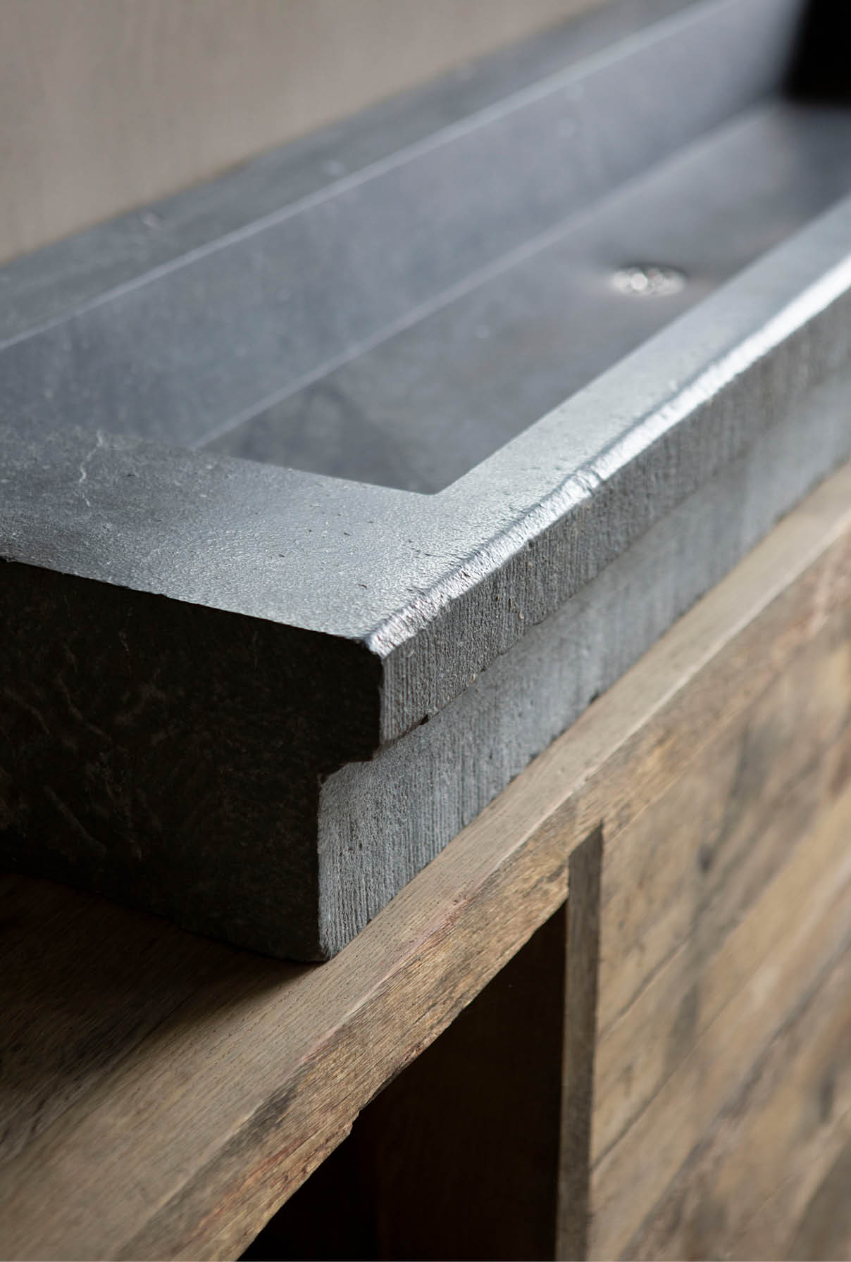 kasteelmeubels badkamermeubel rustiek grijs eiken hout natuursteen janvanijken kasteelmeubel wagondelen badkamermeubel oud eiken hardsteen janvanijken