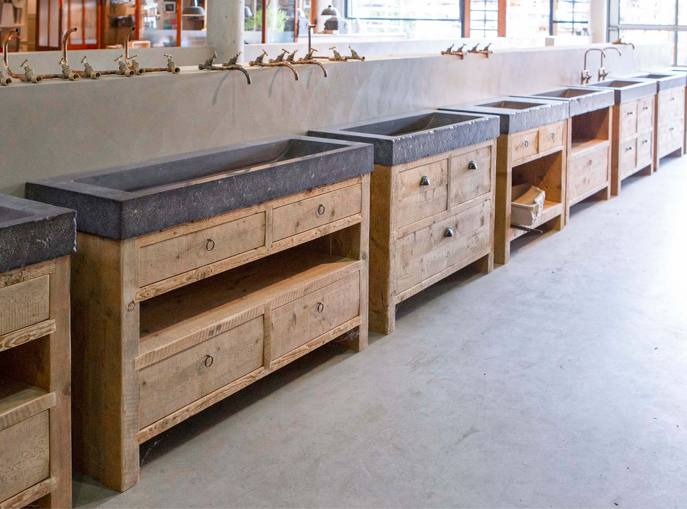 Badkamermeubels Oregon pine ladekast bathroom Belgisch hardsteen