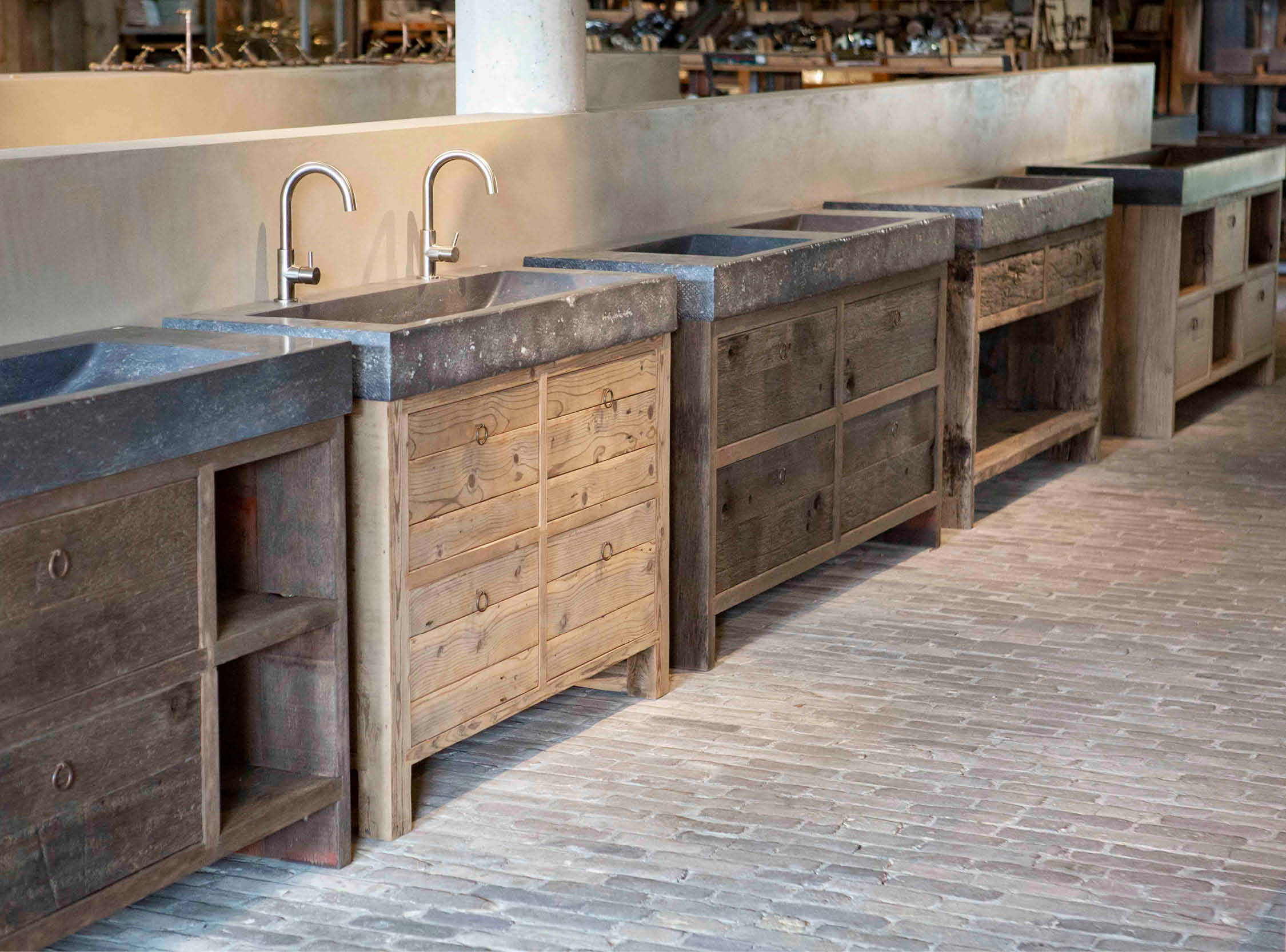 Badkamermeubels Oregon pine ladekast bathroom Belgisch hardsteen