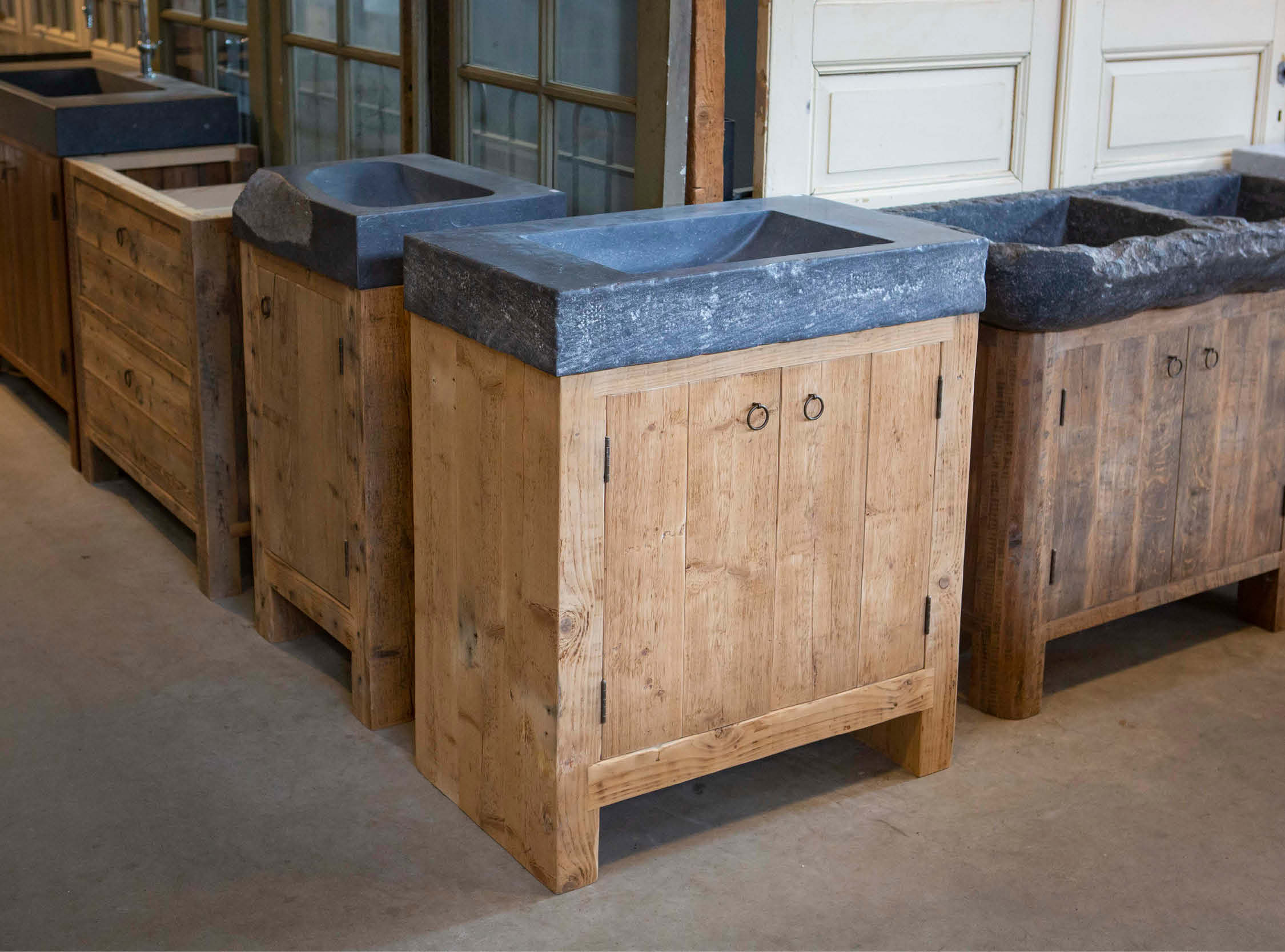 Badkamermeubels Oregon pine ladekast bathroom Belgisch hardsteen