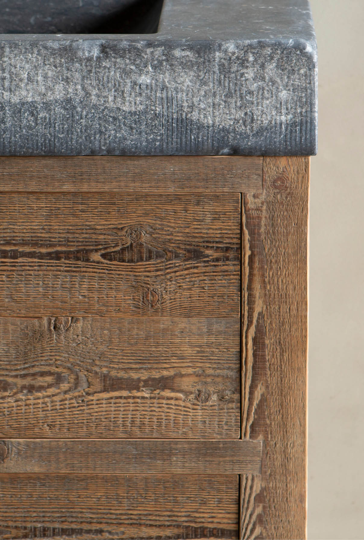 oregon pine badkamer meubel oud hout janvanijken badkamermeubels Oregon Pine hout ladekast belgisch hardsteen janvanijken