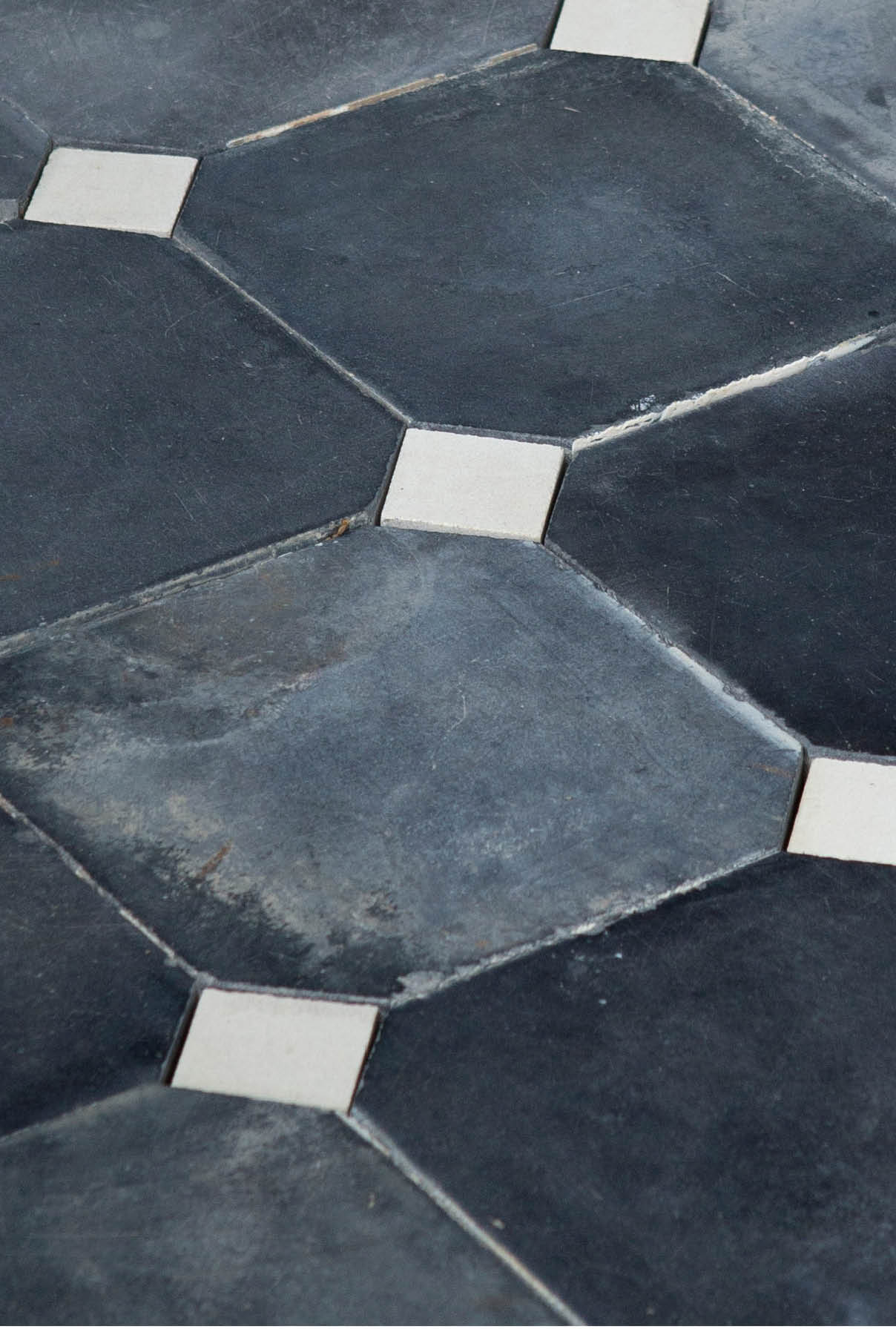 cementtegels-zwart-wit-pasblokjes-oude-tegels-001 Franse cementtegels - effen zwart met witte pasblokjes