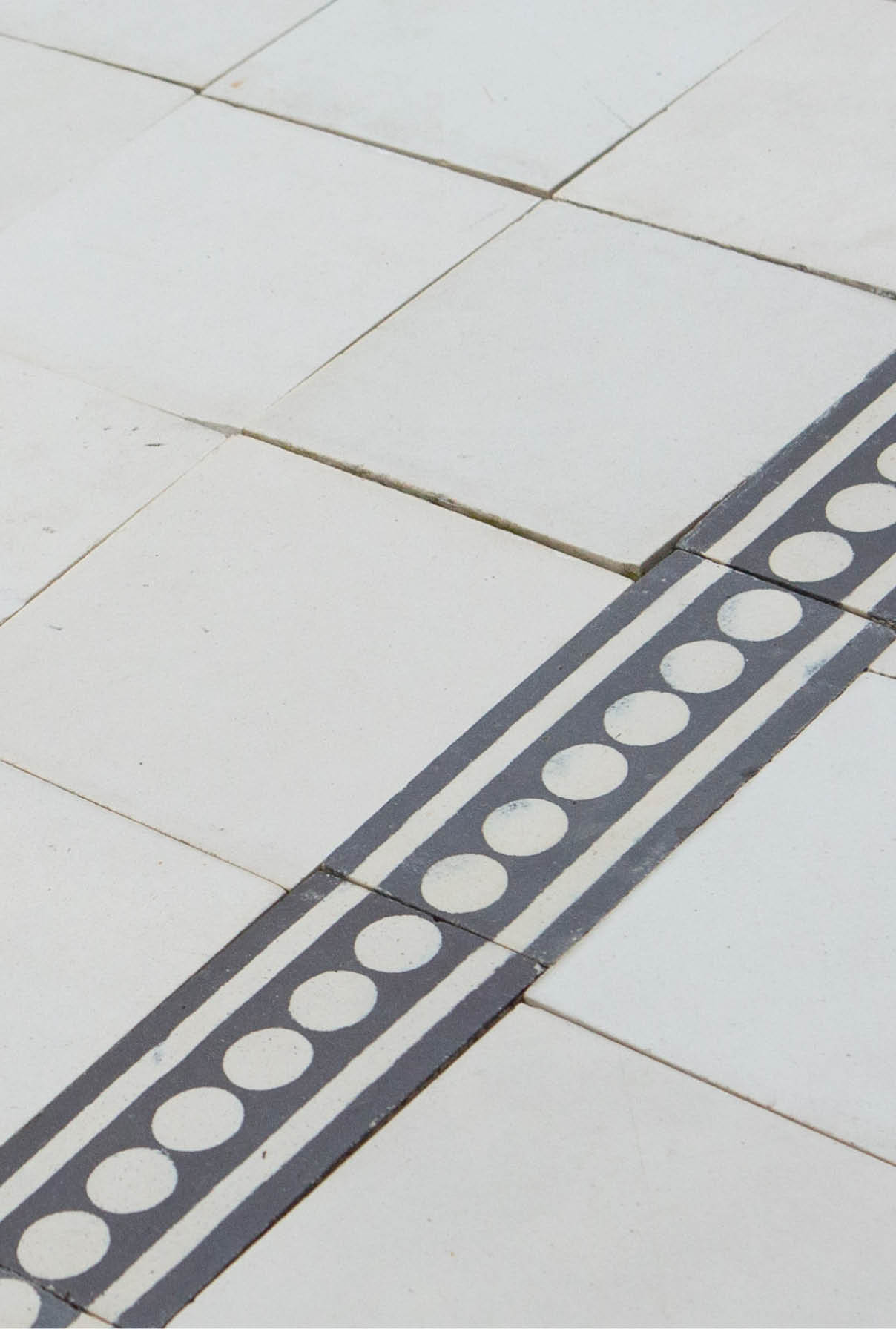 effen-tegels-tegel-wit-145×145-oudebouwmaterialen-001 Wit met randmotief keramische vloertegels
