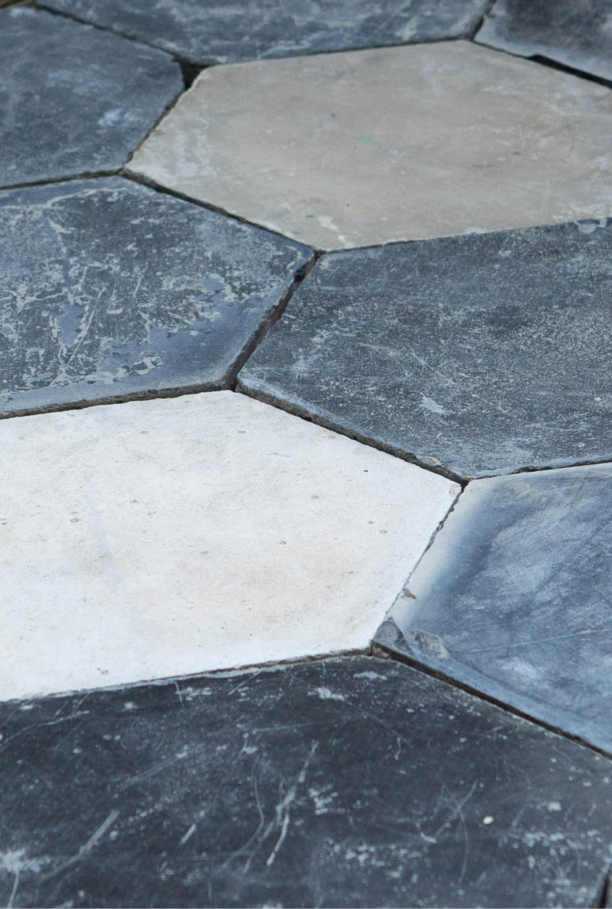 hexagon-vloertegels-zwart-wit-30×30-oude-bouwmaterialen-001 Franse cementtegels - Hexagon zwart en wit