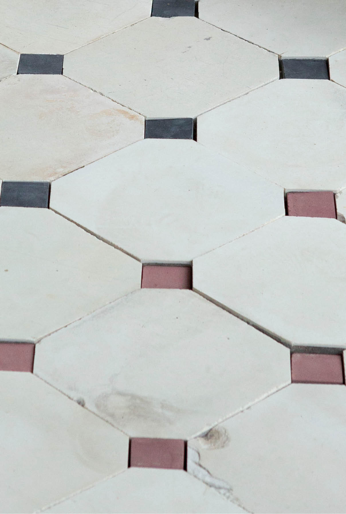 tegel-wit-pasblokjes-tegels-oude-bouwmaterialen-001 Franse cementtegels - wit met pasblokje zwart of rood