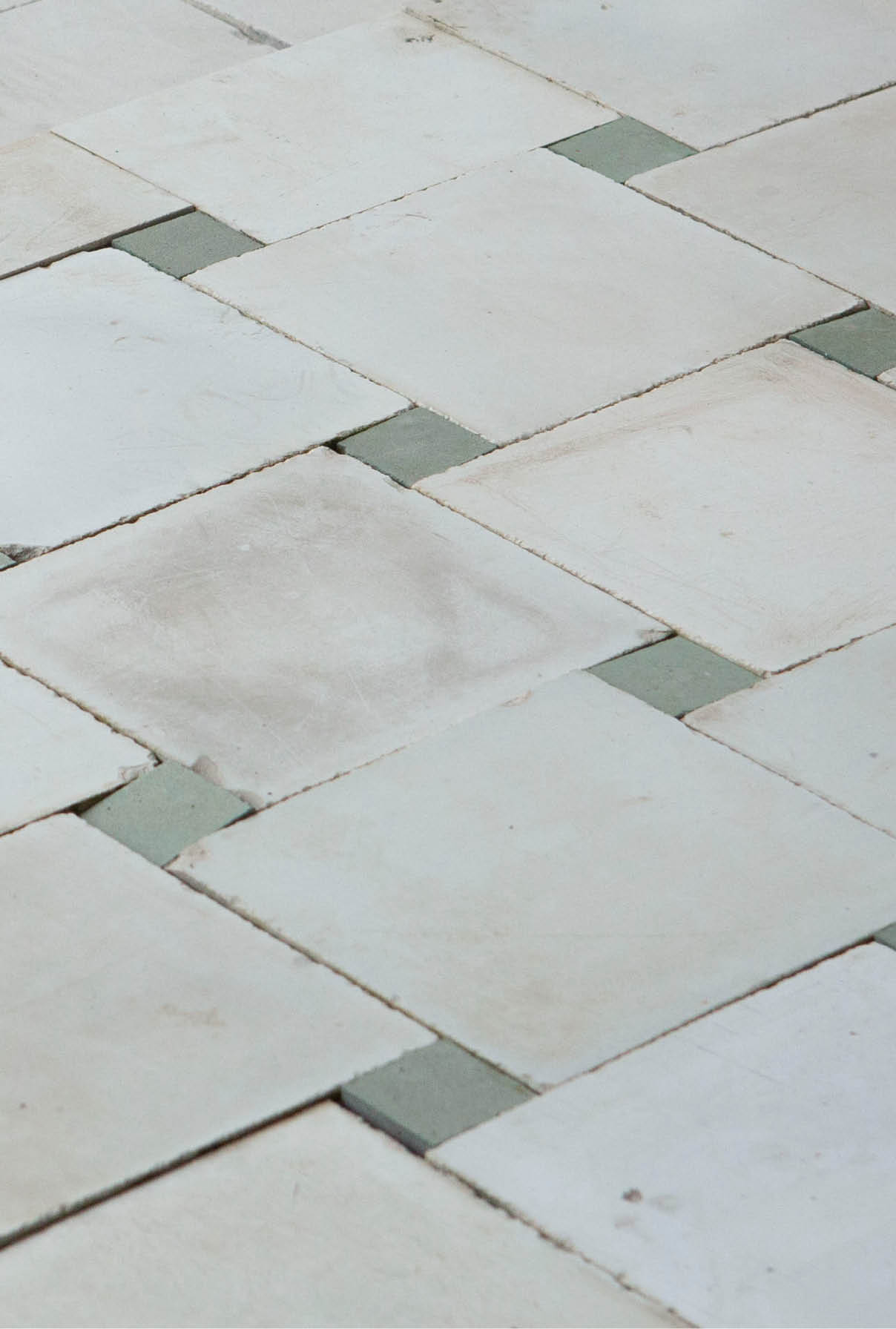 tegels-wit-pasblokjes-groen-oude-bouwmaterialen-001 Franse cementtegels - wit met groene pasblokjes
