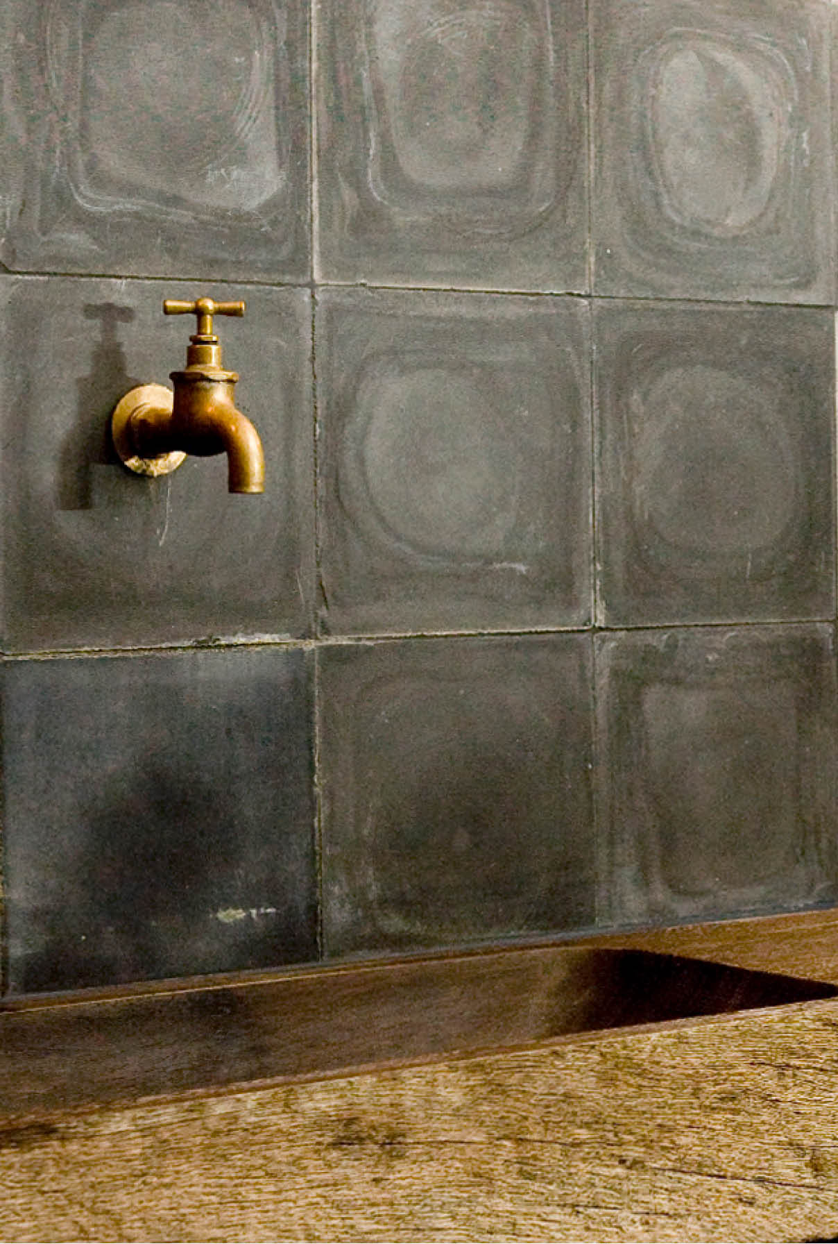 wandtegels-tegel-antraciet-wand-jan-van-ijken-001 Franse cementtegels - binnenkijker antraciet oude vloeren met houten wasbak