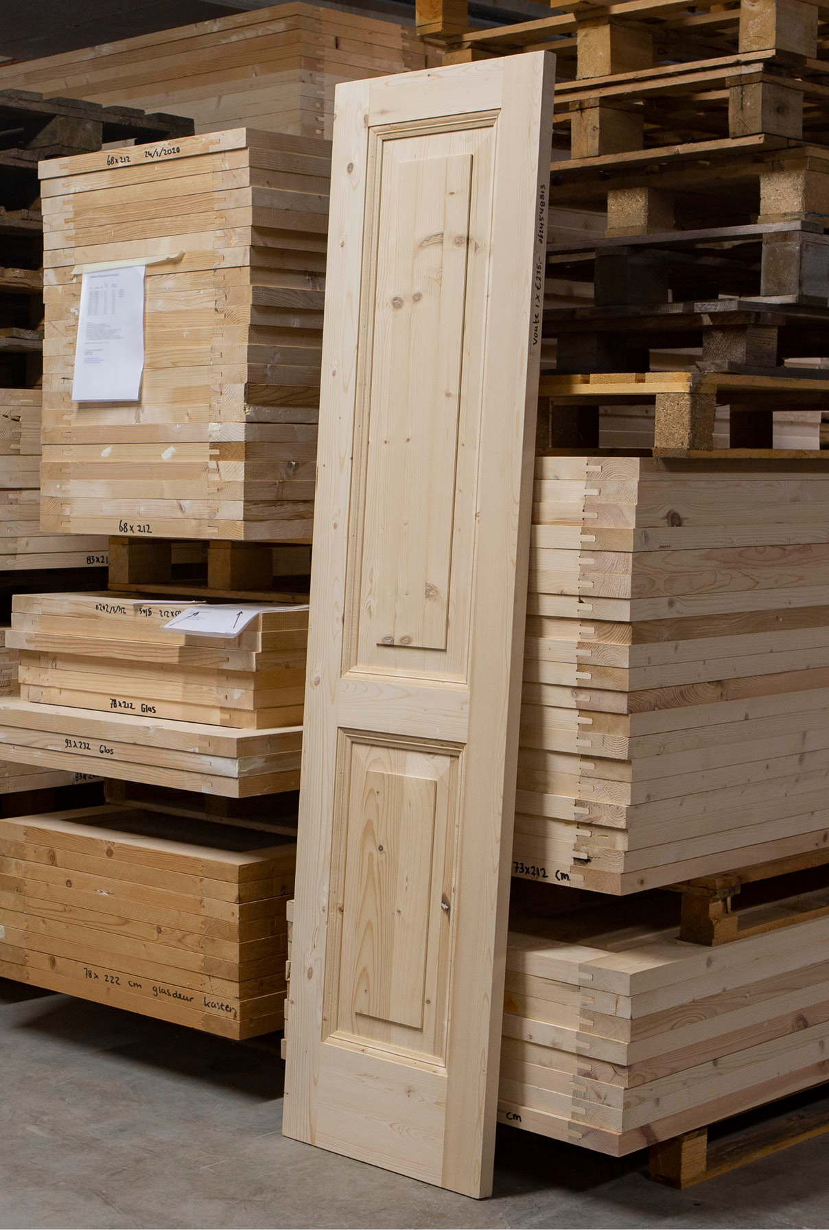 voorraad-nieuw-gemaakt-paneel-deuren-oud-hout-001 Voorraad nieuw gemaakte paneeldeuren van oud hout