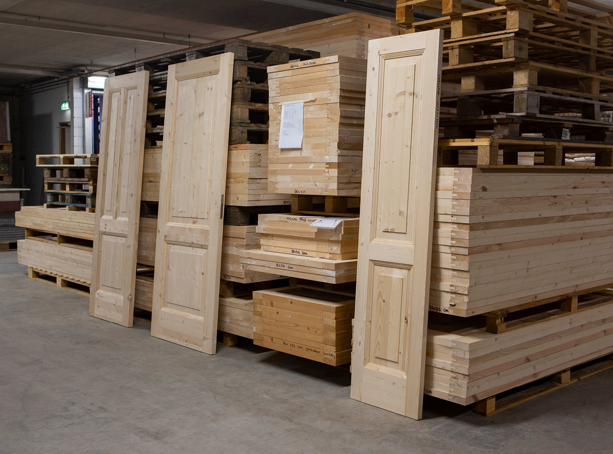 voorraad-nieuw-gemaakte-paneeldeuren-oud-hout-001 Voorraad nieuw gemaakte paneeldeuren van oud hout