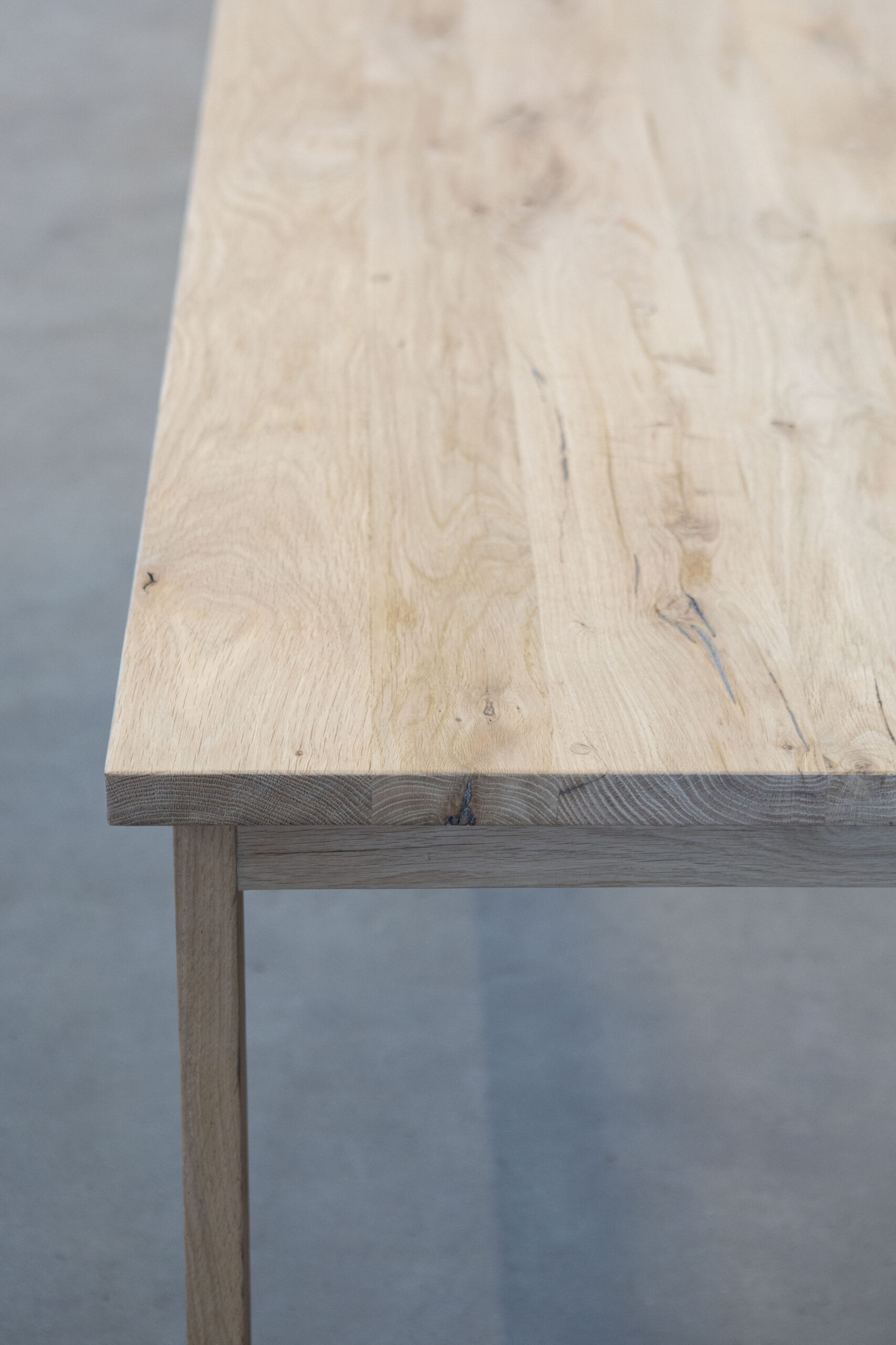 Binnentafel-eiken-breedplattepoot_02 Tafel van geschaafde eiken wagondelen