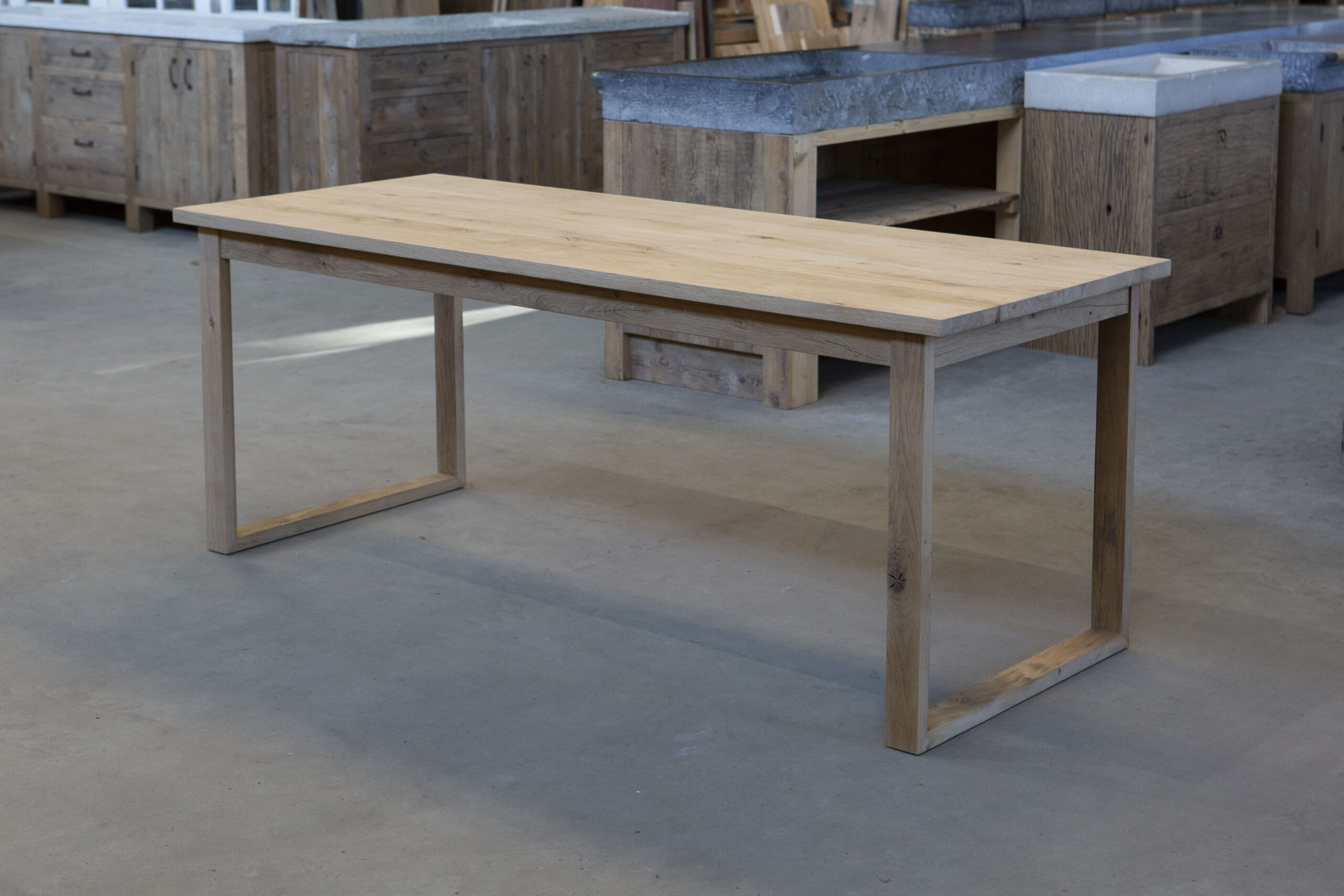 Binnentafel-eiken-breedplattepoot_03 Tafel van geschaafde eiken wagondelen