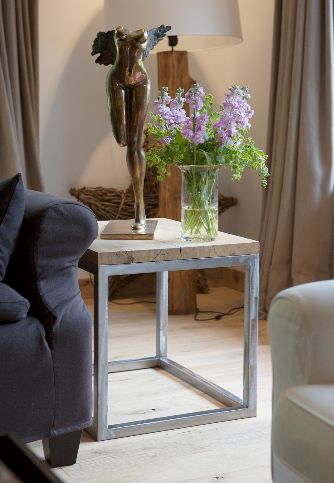 bijzettafel-geschaafd-eiken-ijzeren-onderstel-blank Balkentafels Salontafels Bijzettafels Buitentafels Binnentafels Tuintafel Tafels Authentieke Bouwmaterialen