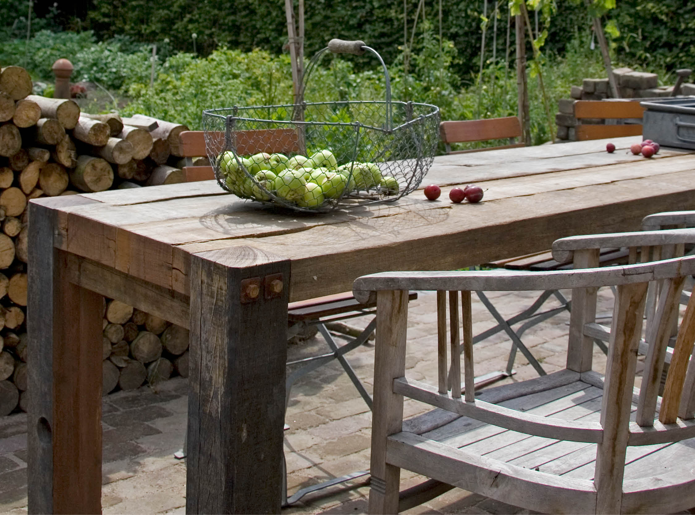 buitentafel-hardhouten-damwandplanken-janvanijken-001 Voor pure binnentafels, buitentafels, statafels en nog veel meer andere vormen van tafels ben je bij Jan van IJken Oude Bouwmaterialen aan het juiste adres. Neem gerust je eigen ontwerp mee om de mogelijkheden te bespreken.