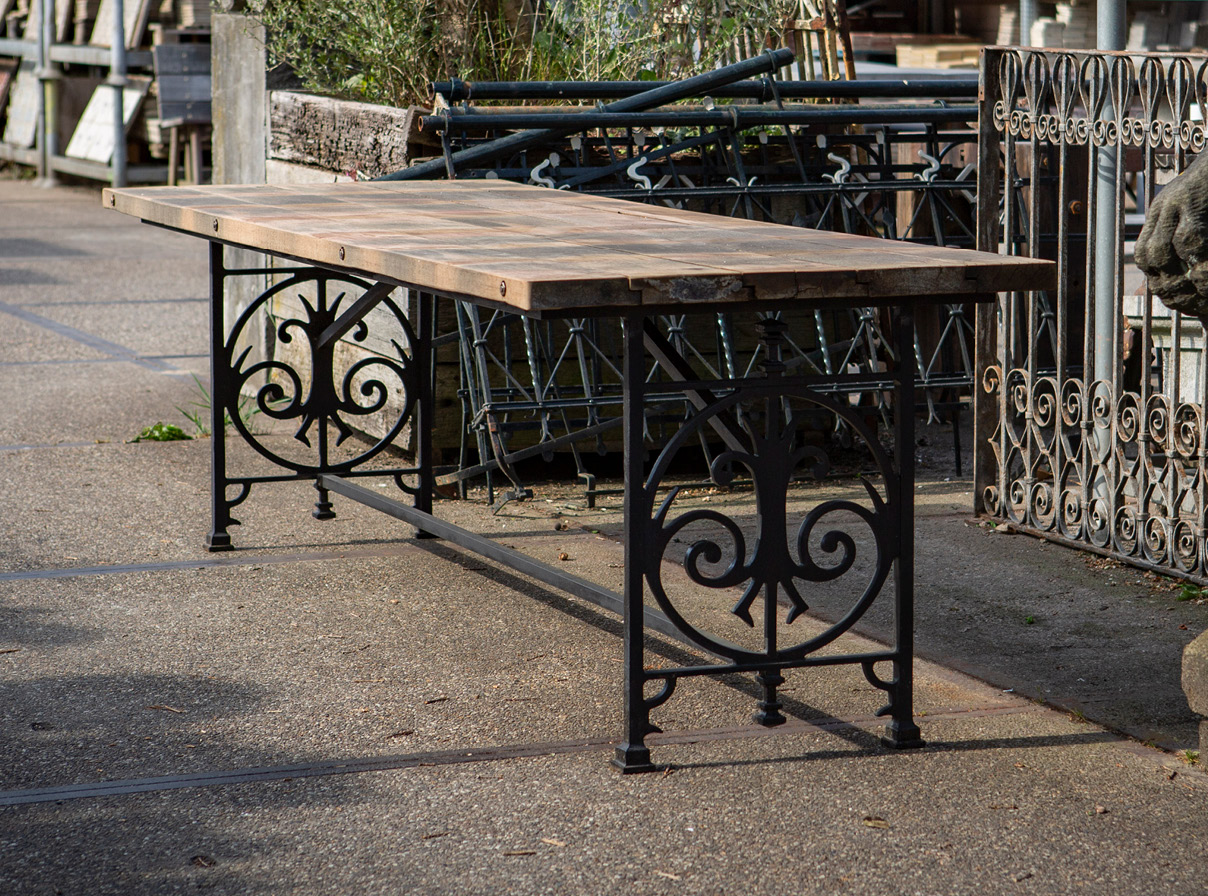 buitentafel-hardhouten-wagondelen-ijzeren-onderstel-001 Buitentafel wagondelen geschuurd met ijzeren onderstel