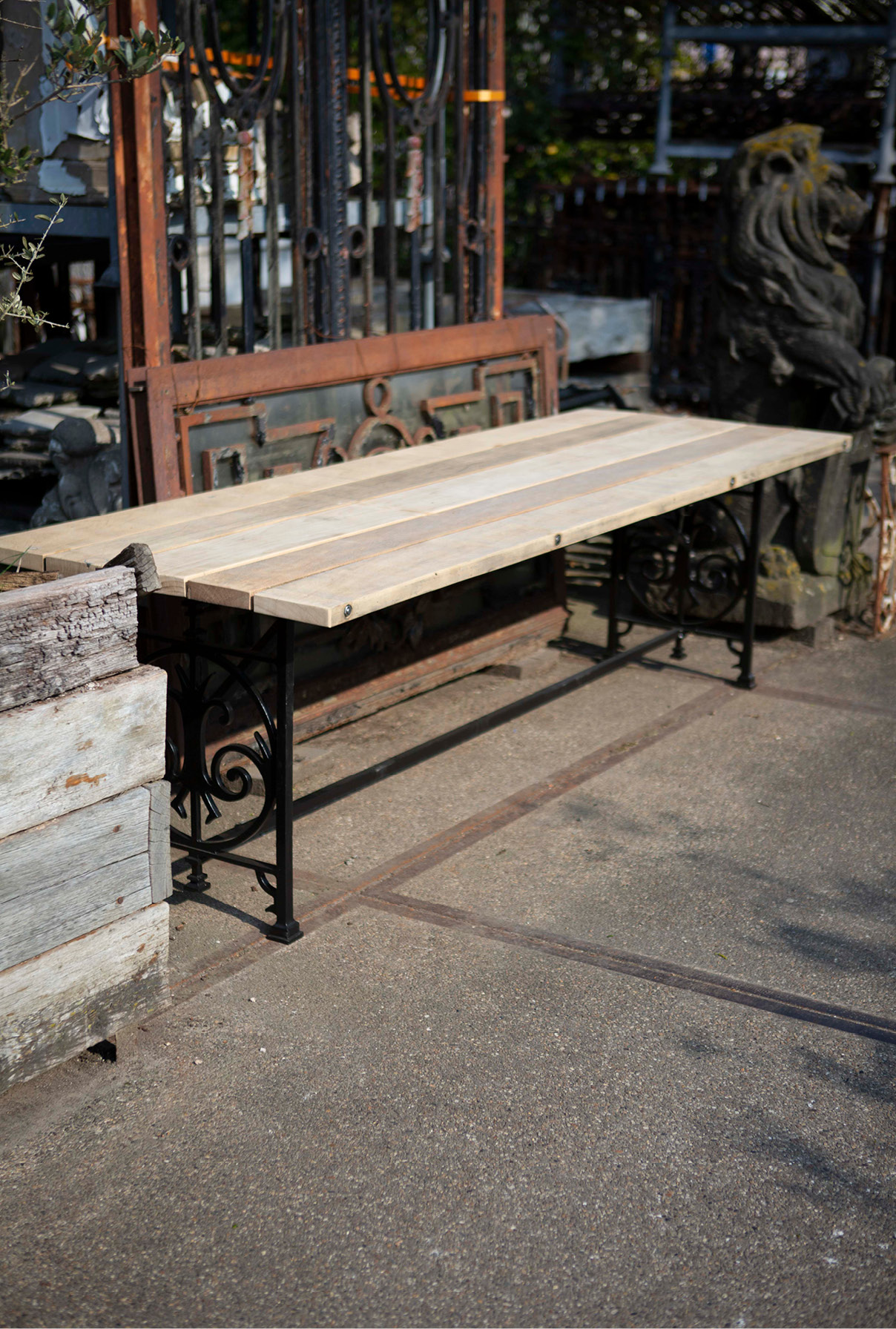 hardhouten-tafelblad-wagondelen-sierwerk-ijzer-001 Balkentafels Salontafels Bijzettafels Buitentafels Binnentafels Tuintafel Tafels Authentieke Bouwmaterialen