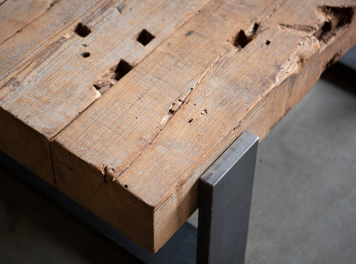 oude-Amerikaans-grenen-balken-oude-bouwmaterialen-001 Grenen balken bijzettafel met ijzeren U onderstel