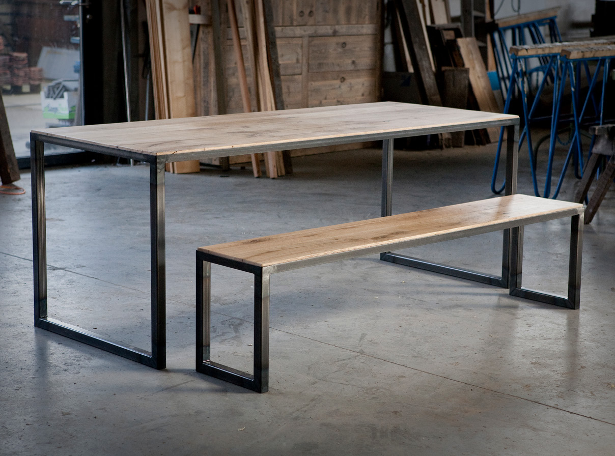 tafel-eiken-wagondelen-ijzeren-onderstel-eenvoudig-001 Tafels met eiken wagondelen blad en ijzeren onderstel