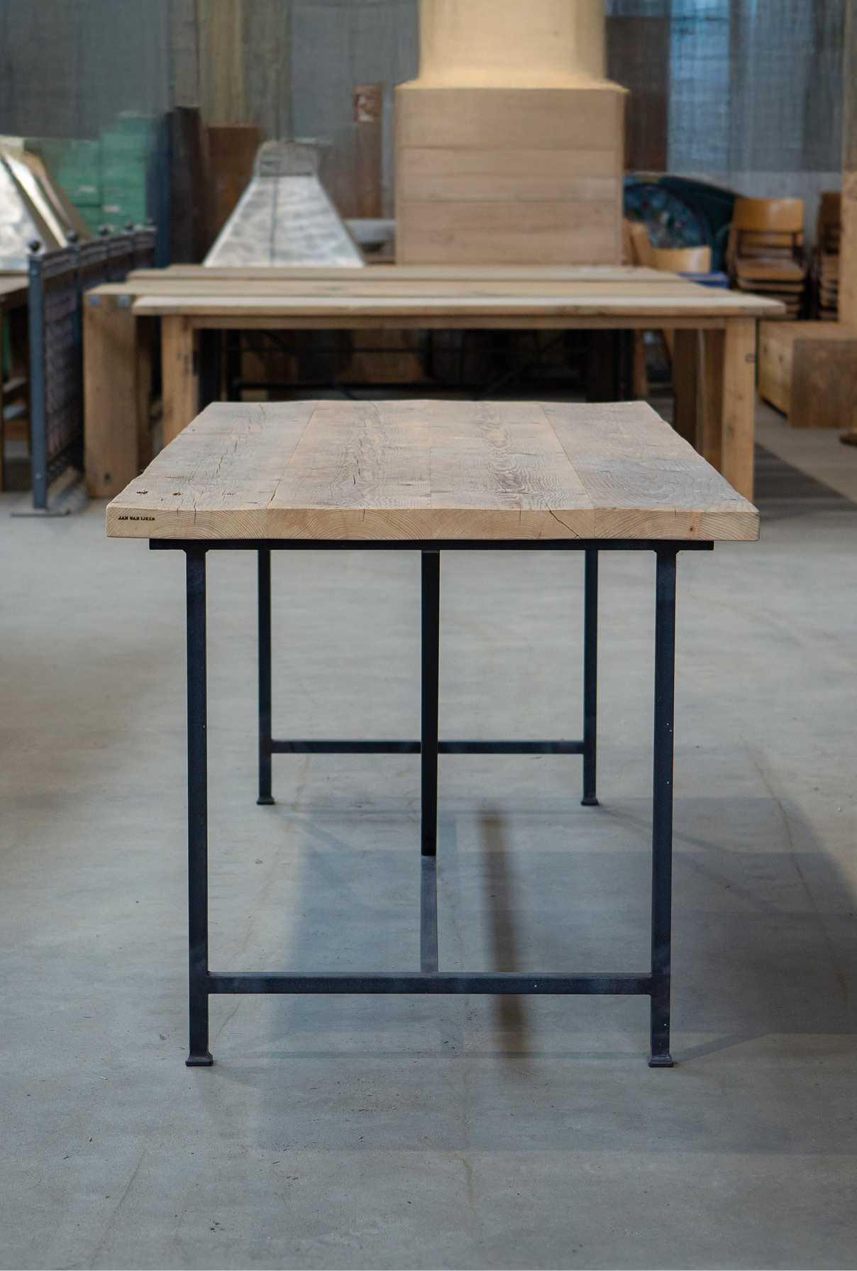 tafel-ijzer-massief-v-model-balken-blad-jan-van-ijken-001 Balkentafels Salontafels Bijzettafels Buitentafels Binnentafels Tuintafel Tafels Authentieke Bouwmaterialen