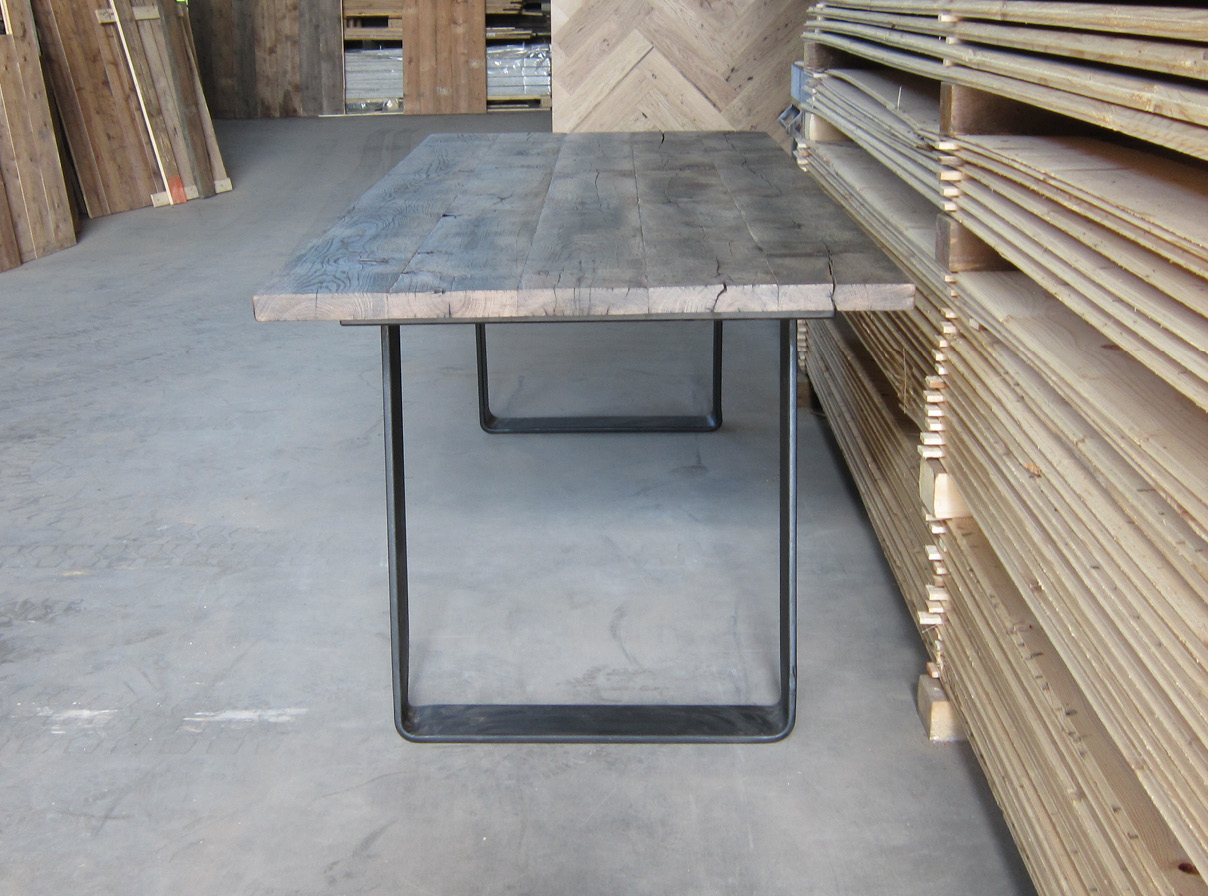 tafel-industrieel-ijzer-eiken-wagondelen-grijs-001 Balkentafels Salontafels Bijzettafels Buitentafels Binnentafels Tuintafel Tafels Authentieke Bouwmaterialen