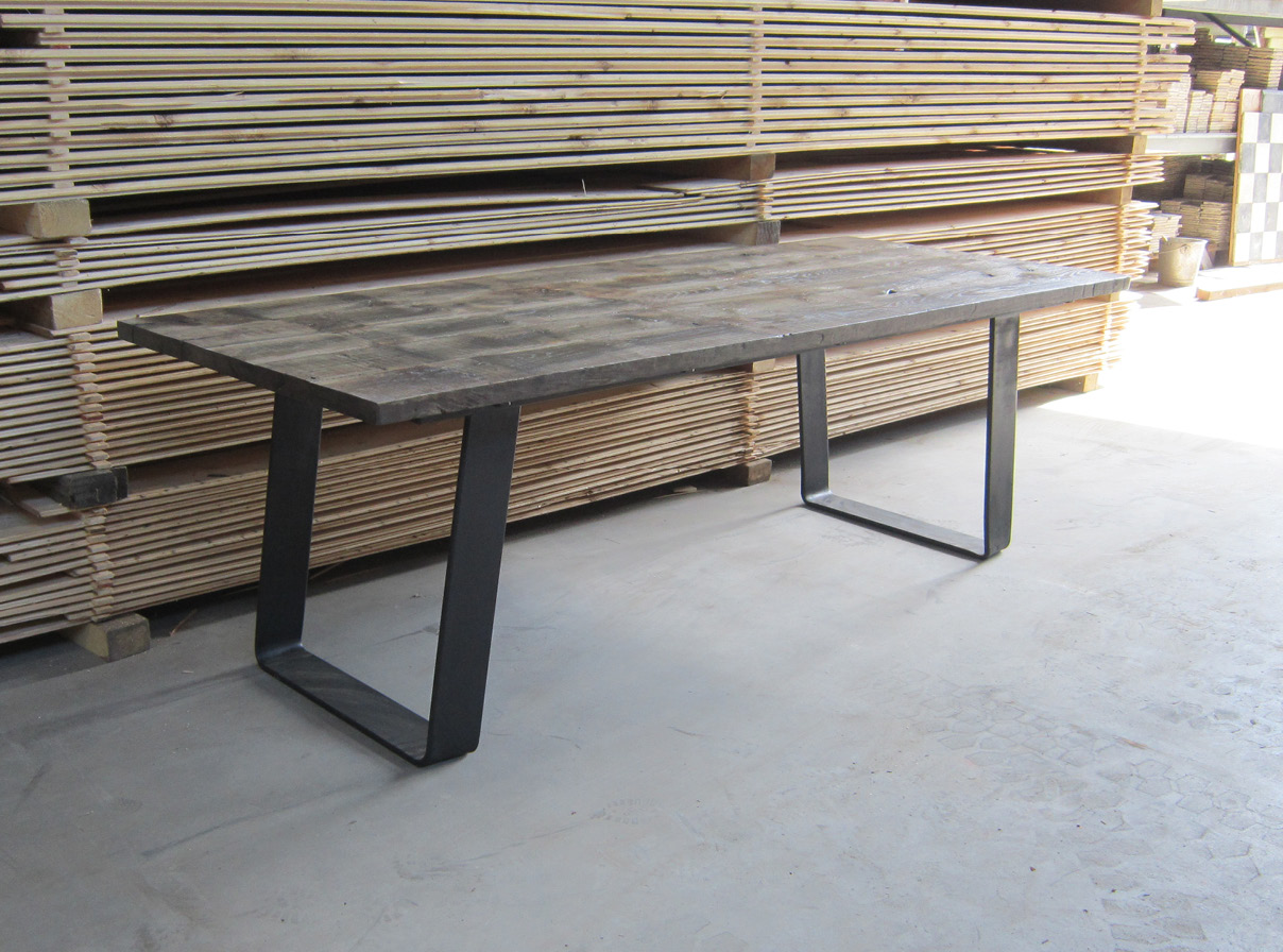 tafel-industrieel-ijzer-wagondelen-grijs-001 Industriële tafels met grijs eiken wagondelen blad