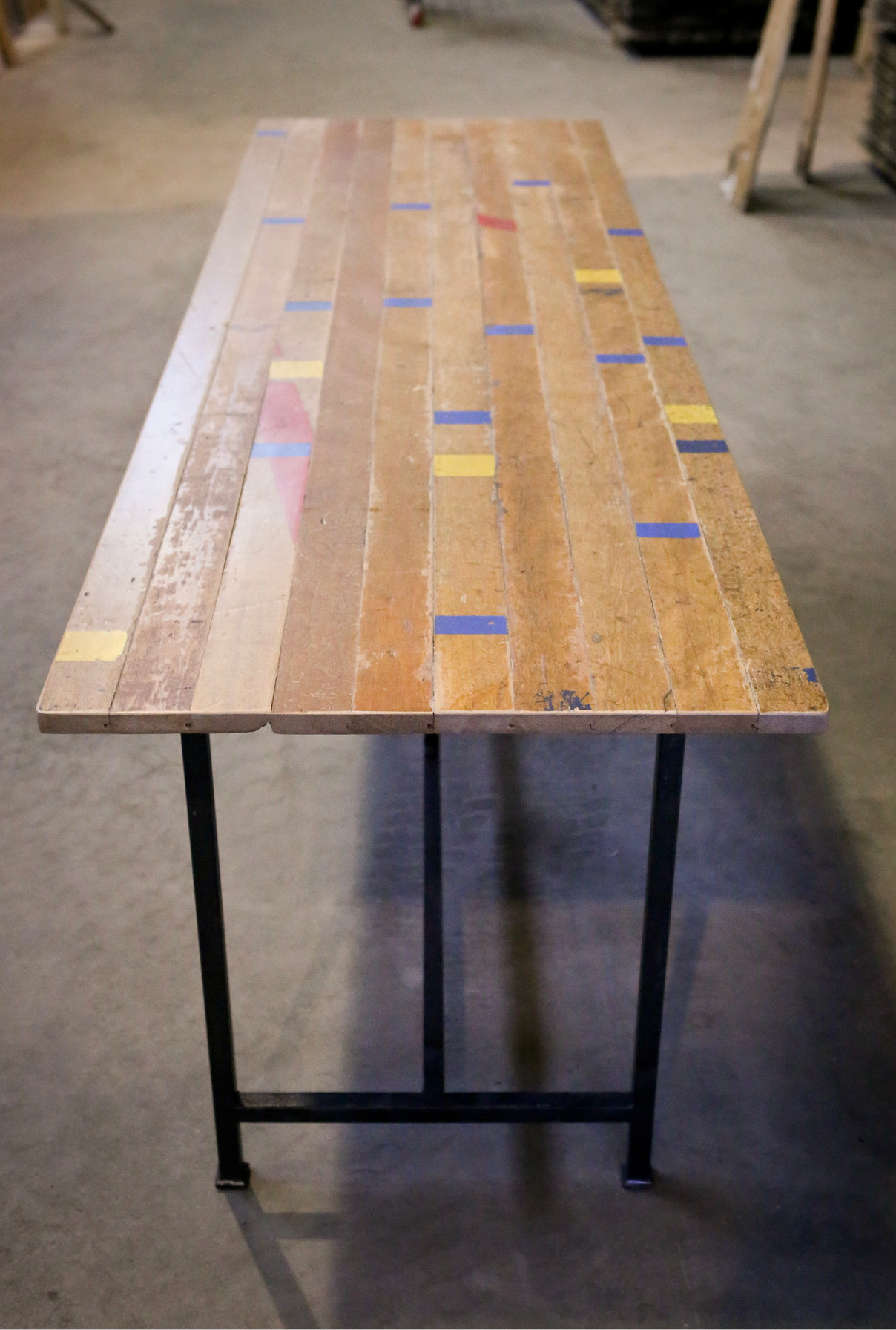 tafel-n-model-gymzaalvloer-oud-bouwmaterialen-001 Tafel met v-model onderstel en blad van hardhouten gymzaalvloer