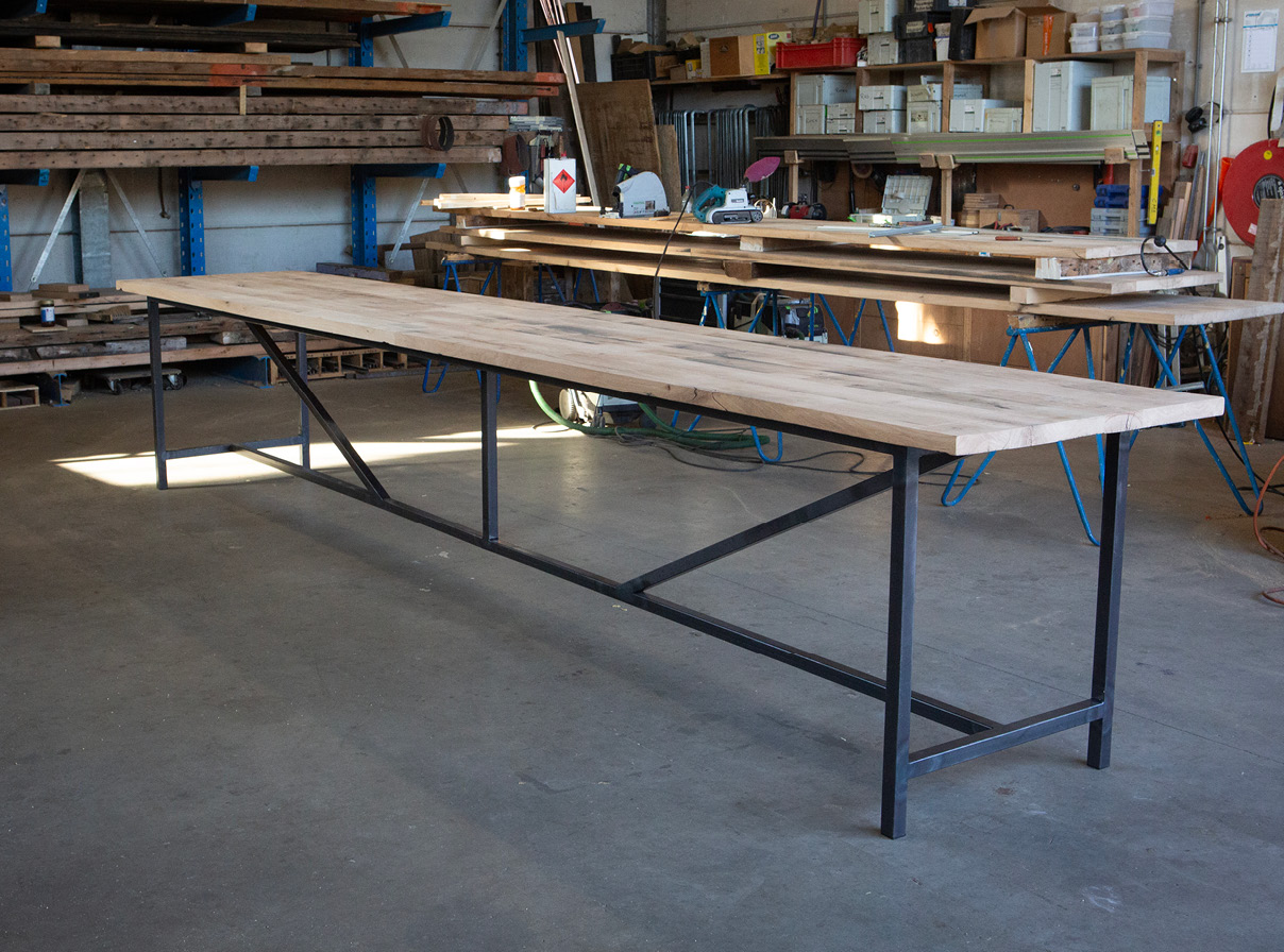 tafel-v-model-groot-eiken-wagondelen-geschaafd-001 Groot v-model eiken tafel wagondelen geschaafd