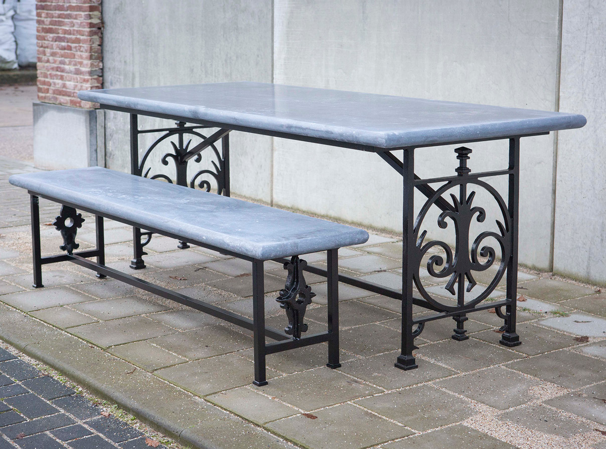 tuintafel-ijzeren-onderstel-Belgisch-hardstenen-blad-001 Belgisch hardsteen buitentafel met ijzer sierwerk onderstel
