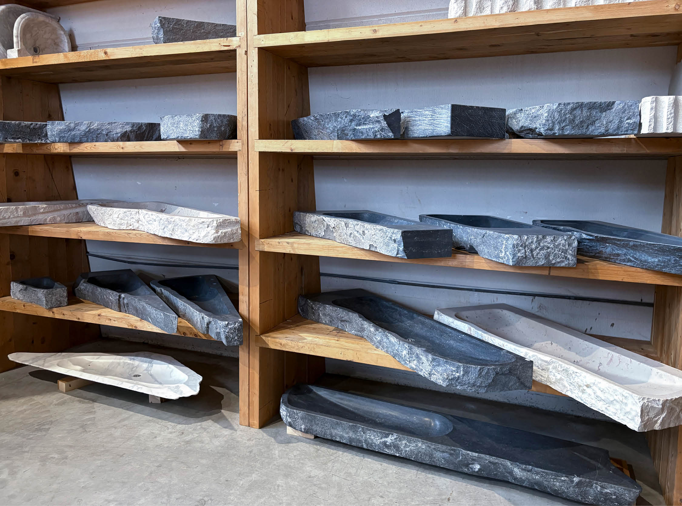 Oude Authentieke Bouwmaterialen Natuurstenen bak Bouw circulair van straatstenen tot houten planken en natuurstenen bakken: duurzaamheid met karakter.