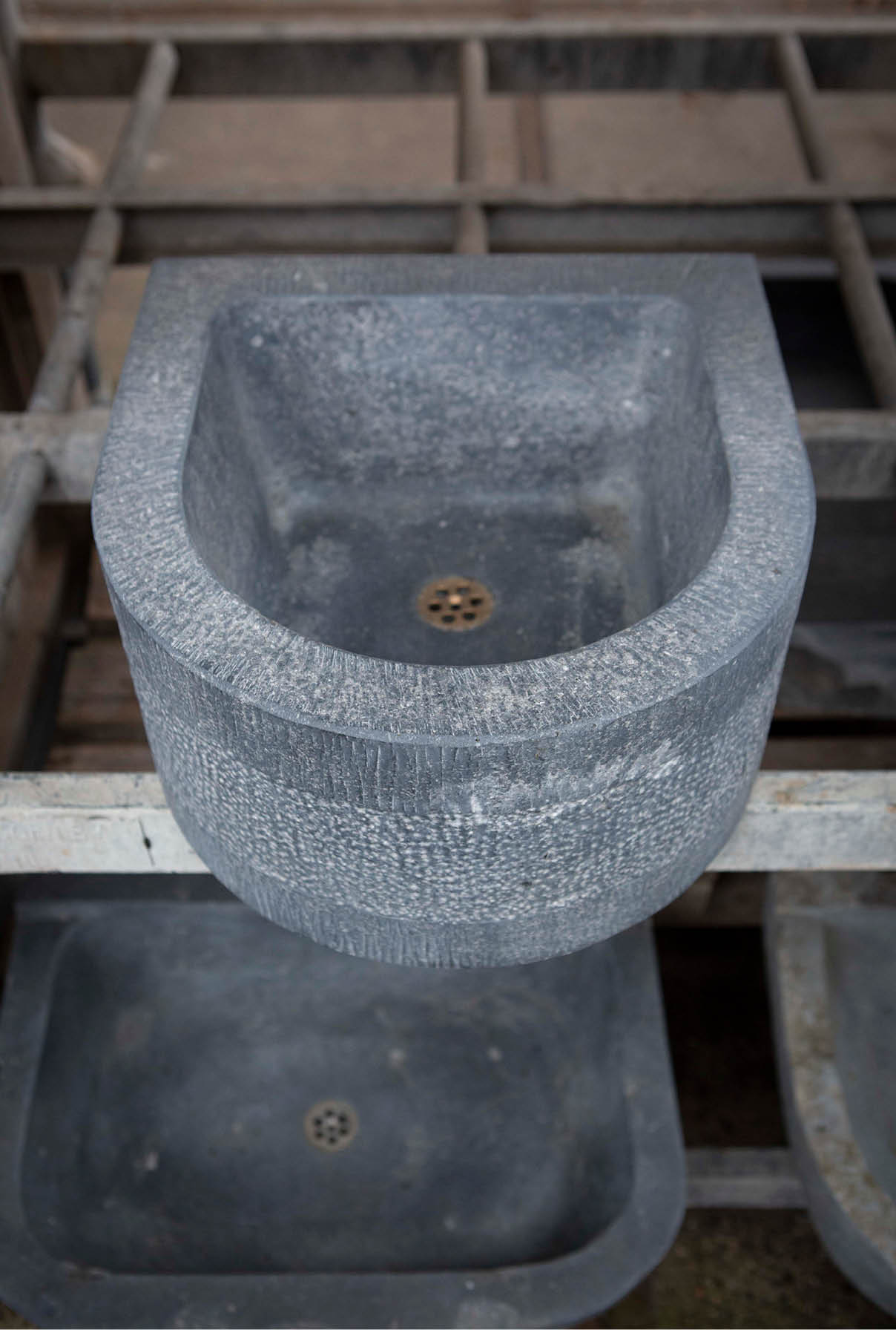 arduin-vasque-hergebruik-lavabo-sink-old-janvanijken-001 Natuurstenen hoekbakken Oude bak voederbakken natuursteen wildbakken Toiletbakjes Kasteelbakjes Oude bakken en hergebruikt natuursteen.