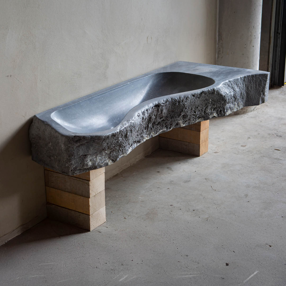 arduin-wildbak-puur-pompbak-wastrog-001 Natuurstenen bakken wildbakken Toiletbakjes Kasteelbakjes Oude bakken en hergebruikt natuursteen.