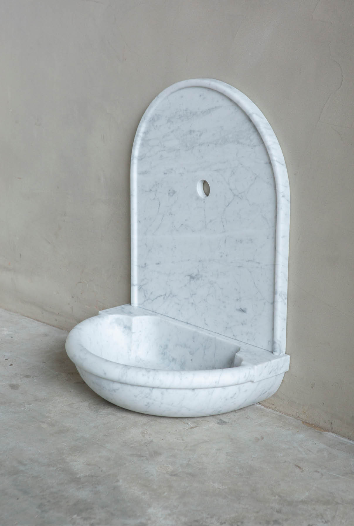 bak-met-rug-natuursteen-lavabo-klassiek-fonteintje-001 Natuurstenen hoekbakken Kasteelbak Kasteelbakjes Belgisch hardsteen wildbakken Toiletbakjes Kasteelbakjes Oude bakken en hergebruikt natuursteen.