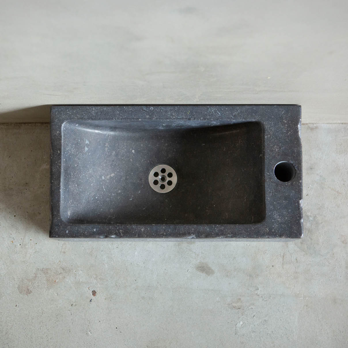bakje-handen-wassen-belgisch-hardsteen-jan-van-ijken-001 Natuurstenen hoekbakken Toiletbakje Rocherons wildbakken Toiletbakjes Kasteelbakjes Oude bakken en hergebruikt natuursteen.