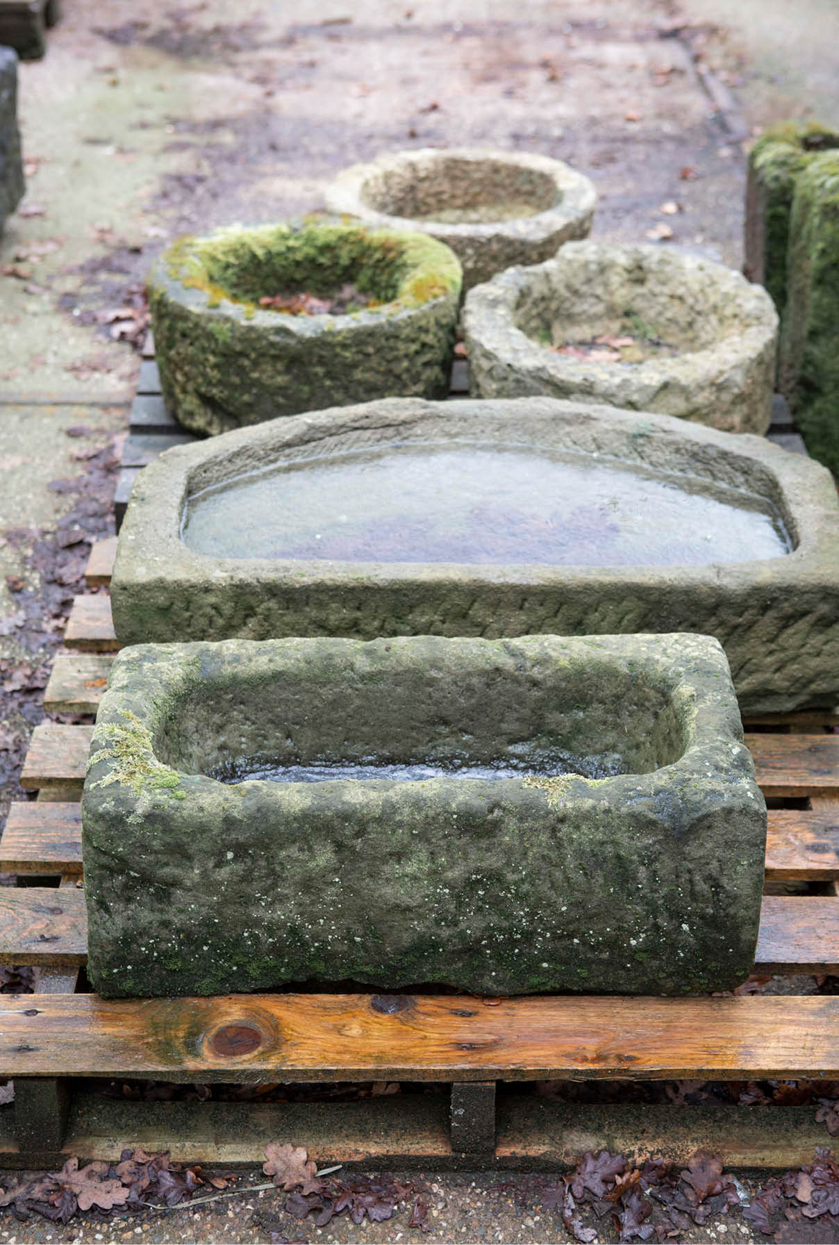 bakjes-gres-garden-drinkbakje-uniek-janvanijken-001 Natuurstenen hoekbakken Oude bak voederbakken natuursteen wildbakken Toiletbakjes Kasteelbakjes Oude bakken en hergebruikt natuursteen.