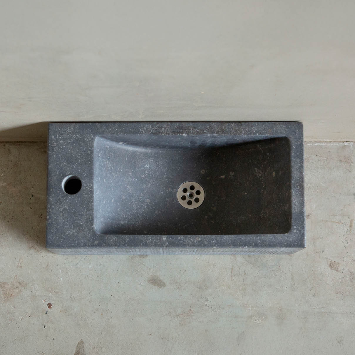 belgisch-hardsteen-bakje-wc-wastafeltje-001 Natuurstenen hoekbakken Toiletbakje Rocherons wildbakken Toiletbakjes Kasteelbakjes Oude bakken en hergebruikt natuursteen.