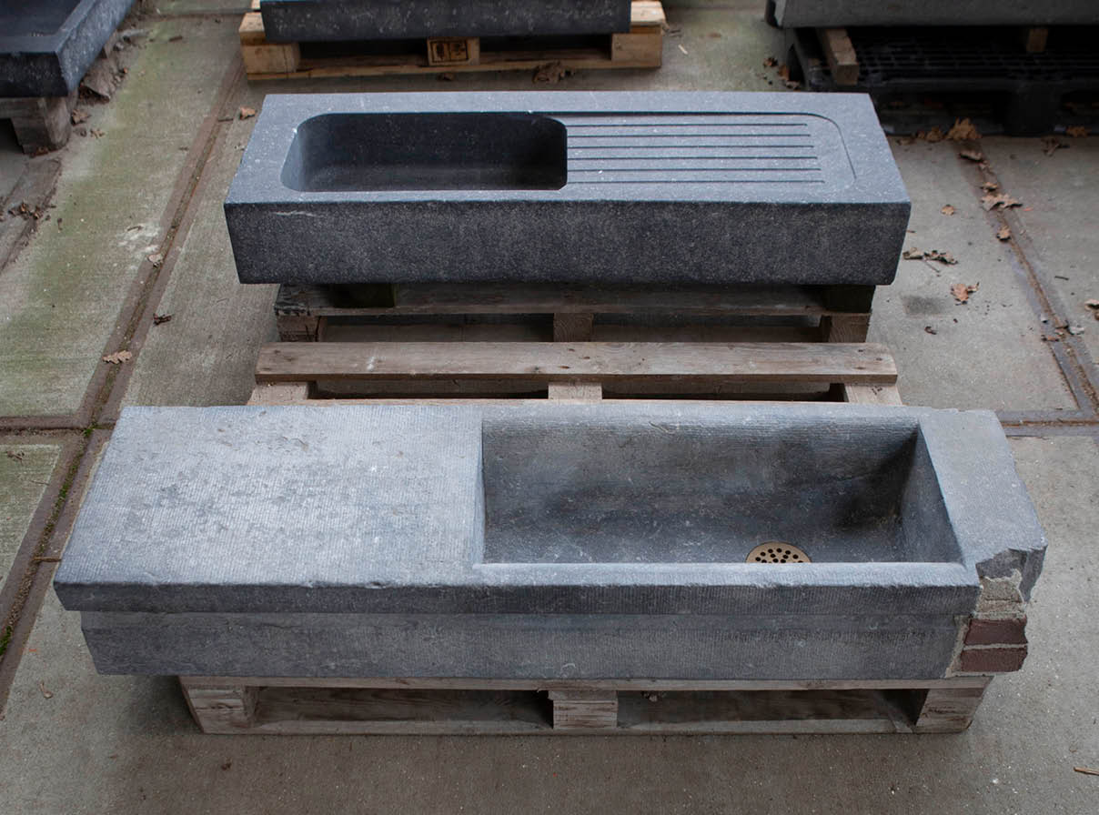 belgisch-hardsteen-wasbak-arduin-spoelbak-oudebouwmaterialen-001 Natuurstenen hoekbakken Oude bak voederbakken natuursteen wildbakken Toiletbakjes Kasteelbakjes Oude bakken en hergebruikt natuursteen.