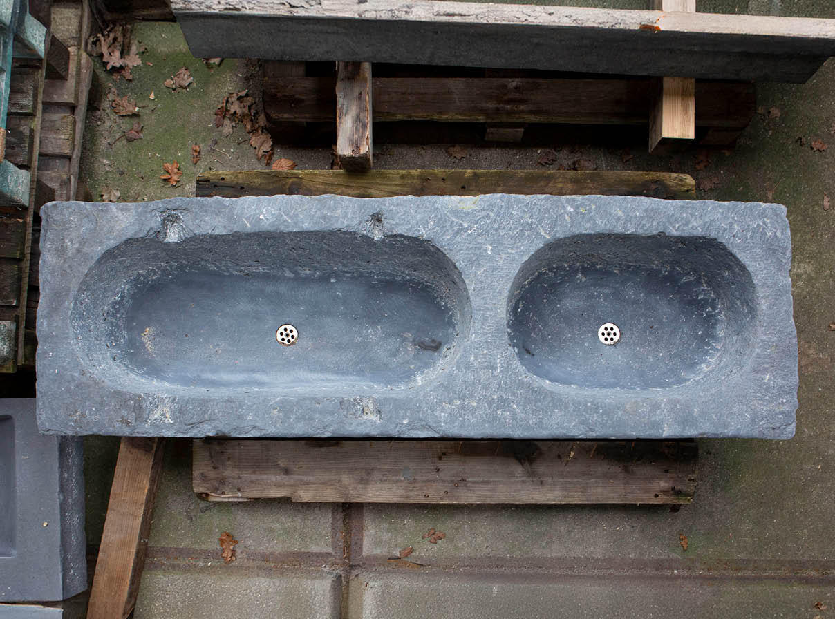 blauwsteen-tuin-oude-wastafel-trog-janvanijken-001 Natuurstenen hoekbakken Oude bak voederbakken natuursteen wildbakken Toiletbakjes Kasteelbakjes Oude bakken en hergebruikt natuursteen.