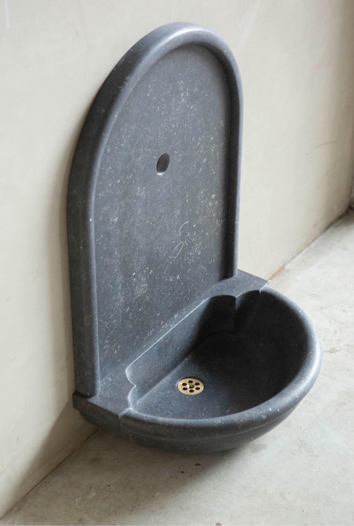 fontein-pierre-belge-maatwerk-handdenwasser-jan-van-ijken-001 Natuurstenen hoekbakken Kasteelbak Kasteelbakjes Belgisch hardsteen wildbakken Toiletbakjes Kasteelbakjes Oude bakken en hergebruikt natuursteen.