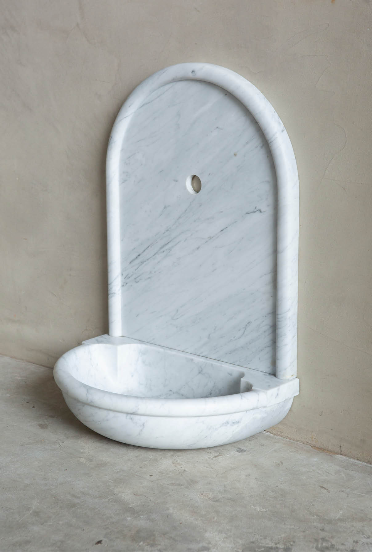 fontein-rug-wit-marmer-toilet-oude-bouwmaterialen-001 Natuurstenen hoekbakken Kasteelbak Kasteelbakjes Belgisch hardsteen wildbakken Toiletbakjes Kasteelbakjes Oude bakken en hergebruikt natuursteen.