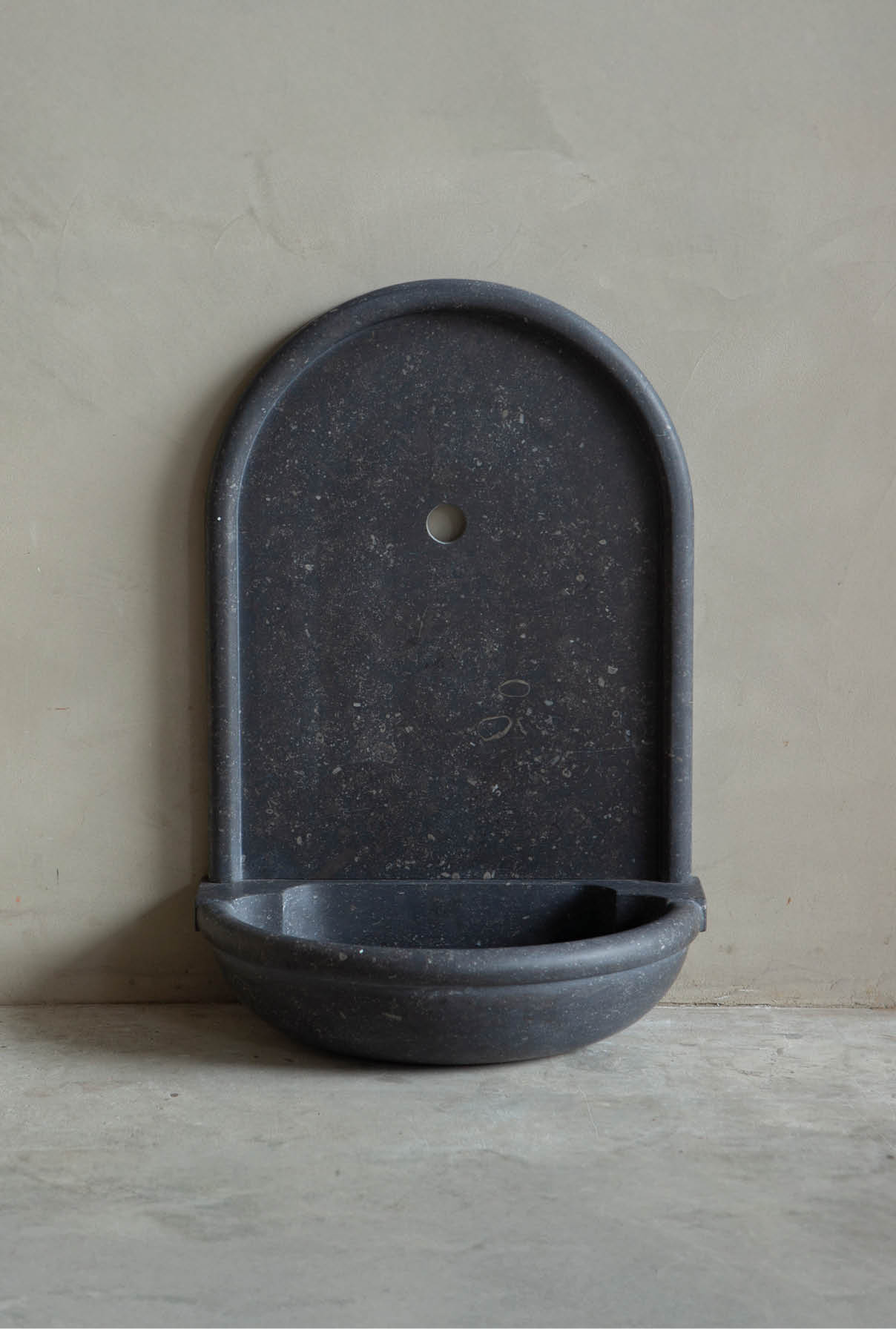 fonteintje-kasteelbakje-wastafel-wandplaatje-natuurstenen-001 Natuurstenen hoekbakken Kasteelbak Kasteelbakjes Belgisch hardsteen wildbakken Toiletbakjes Kasteelbakjes Oude bakken en hergebruikt natuursteen.