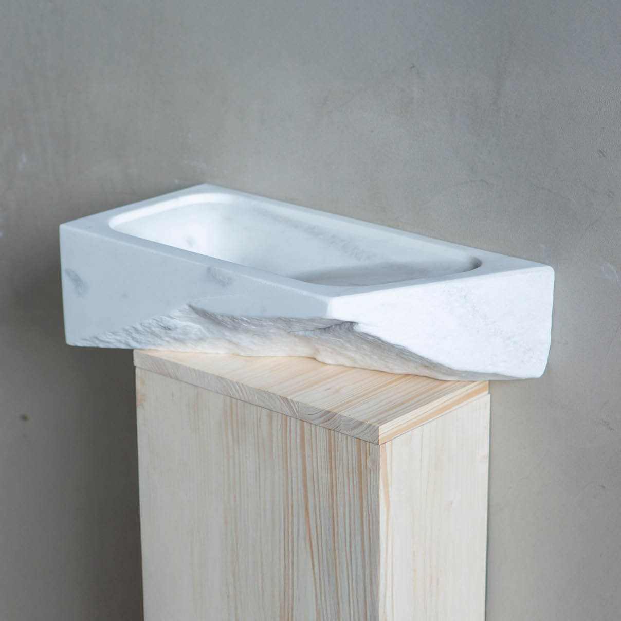 fonteintje-marmer-toilet-wc-janvanijken-oudebouwmaterialen-001 Natuurstenen hoekbakken Toiletbakje Rocherons wildbakken Toiletbakjes Kasteelbakjes Oude bakken en hergebruikt natuursteen.