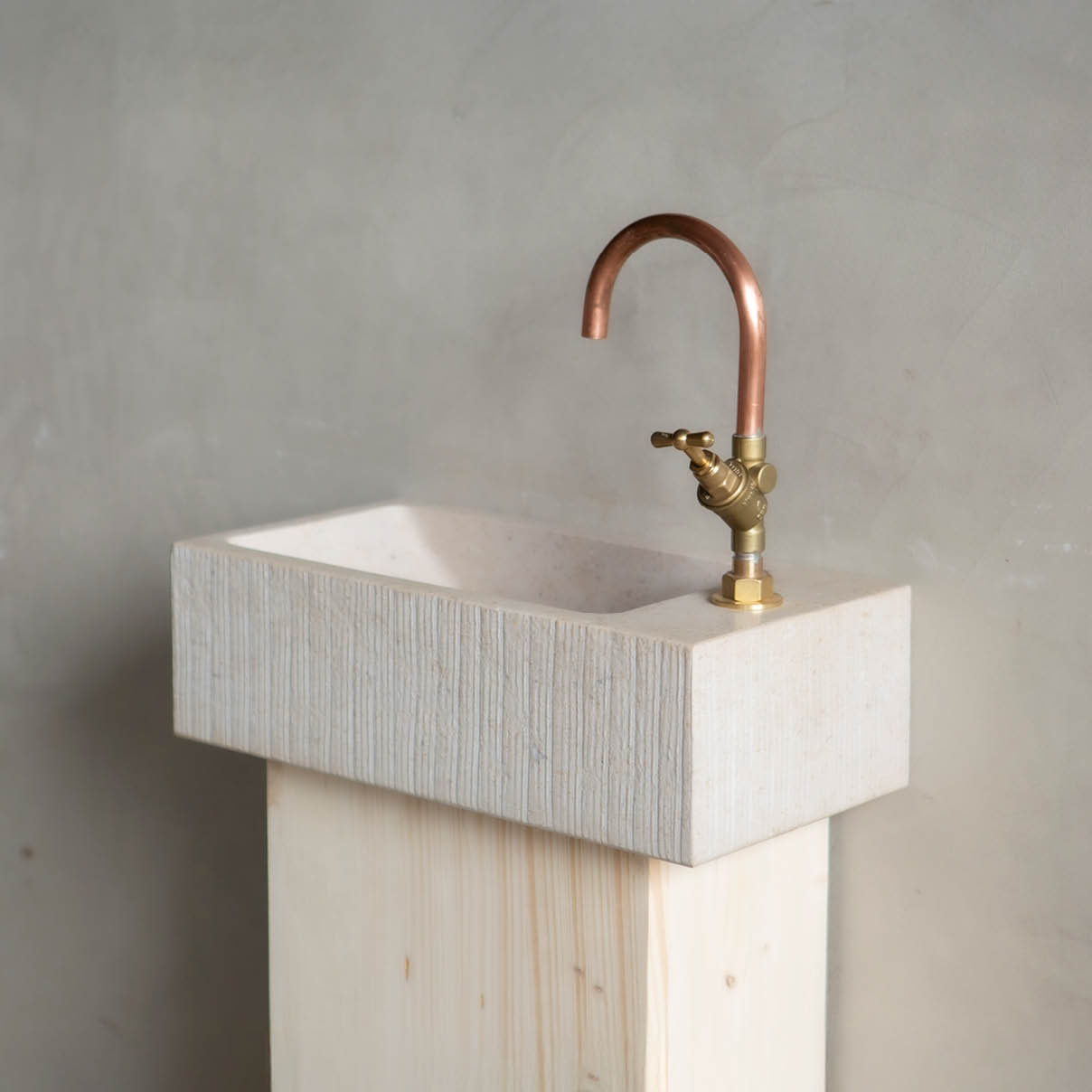 fonteintje-natuursteen-elegant-kleine-ruimte-oude-bouwmaterialen-001 Natuurstenen hoekbakken Toiletbakje Rocherons wildbakken Toiletbakjes Kasteelbakjes Oude bakken en hergebruikt natuursteen.