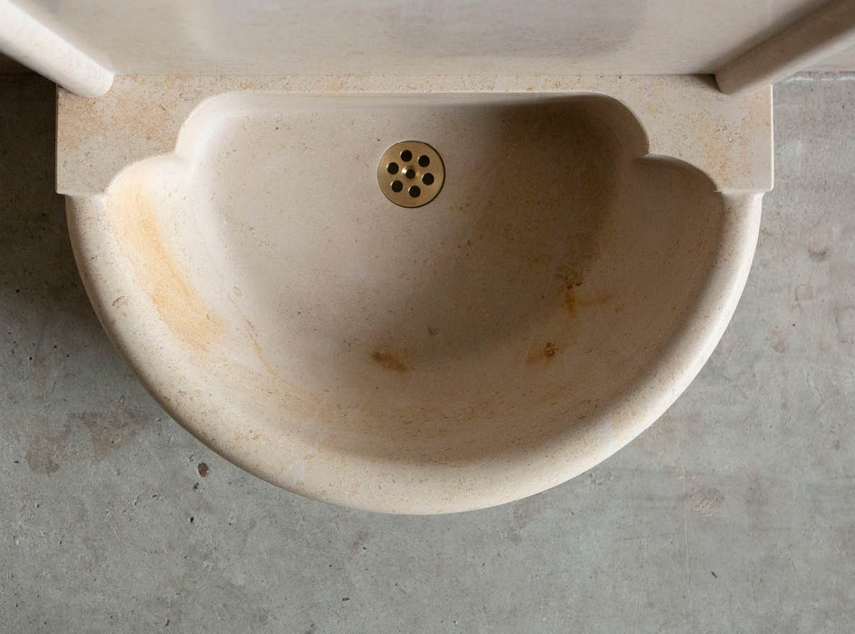fonteintje-natuursteen-toiletbakje-wcfontein-maatwerk-001 Natuurstenen hoekbakken Kasteelbak Kasteelbakjes Belgisch hardsteen wildbakken Toiletbakjes Kasteelbakjes Oude bakken en hergebruikt natuursteen.