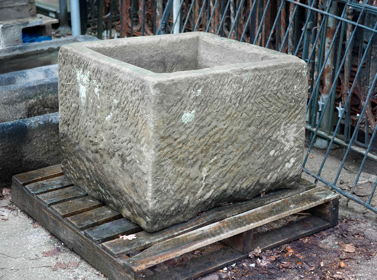 grote-bak-fontein-uniek-zandsteen-jan-van-ijken-001 Natuurstenen hoekbakken Oude bak voederbakken natuursteen wildbakken Toiletbakjes Kasteelbakjes Oude bakken en hergebruikt natuursteen.